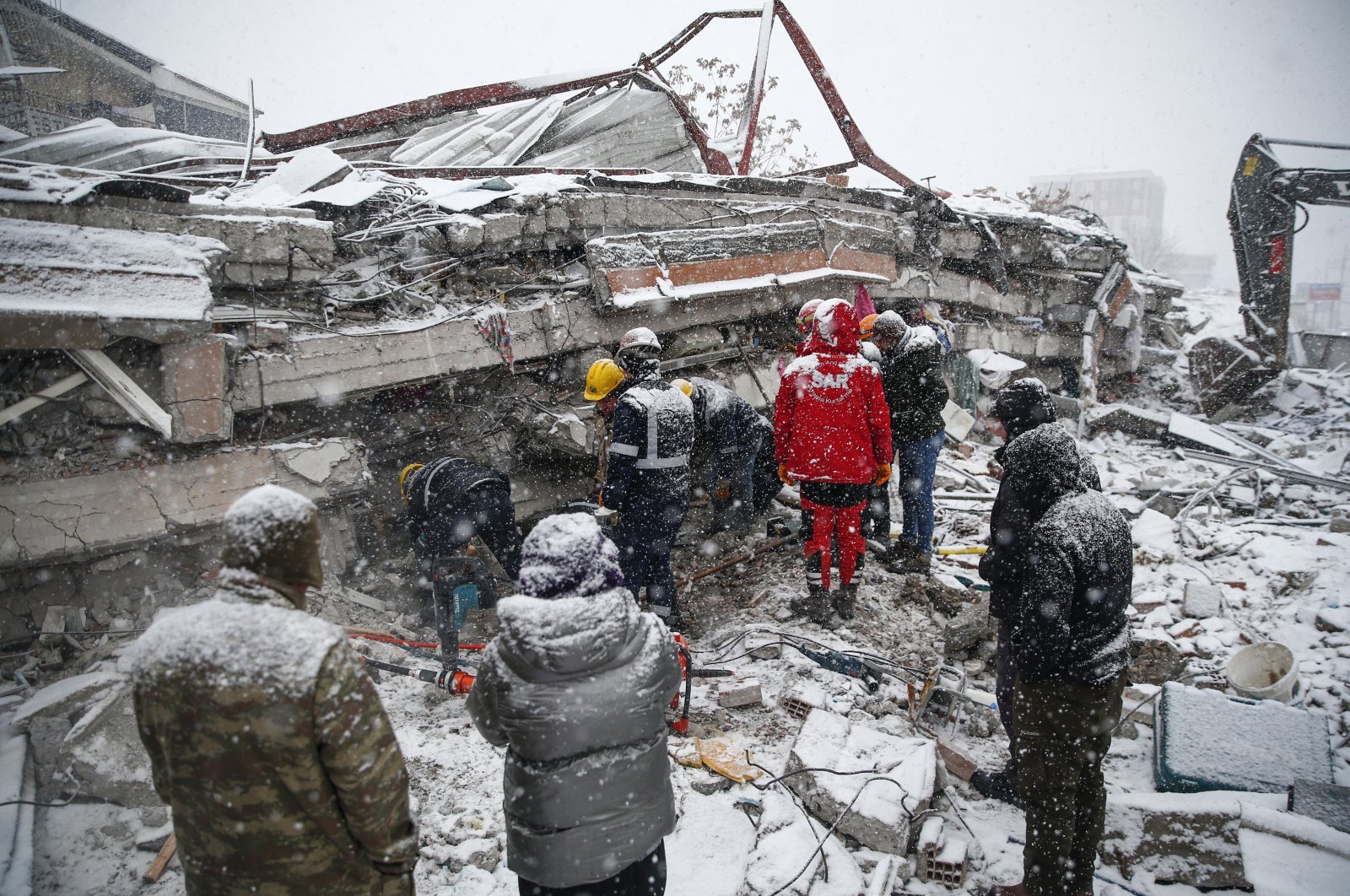 Search and rescue teams working after the Kahramanmaraş earthquake, Malatya, Türkiye, Feb. 7, 2023. (AA Photo)