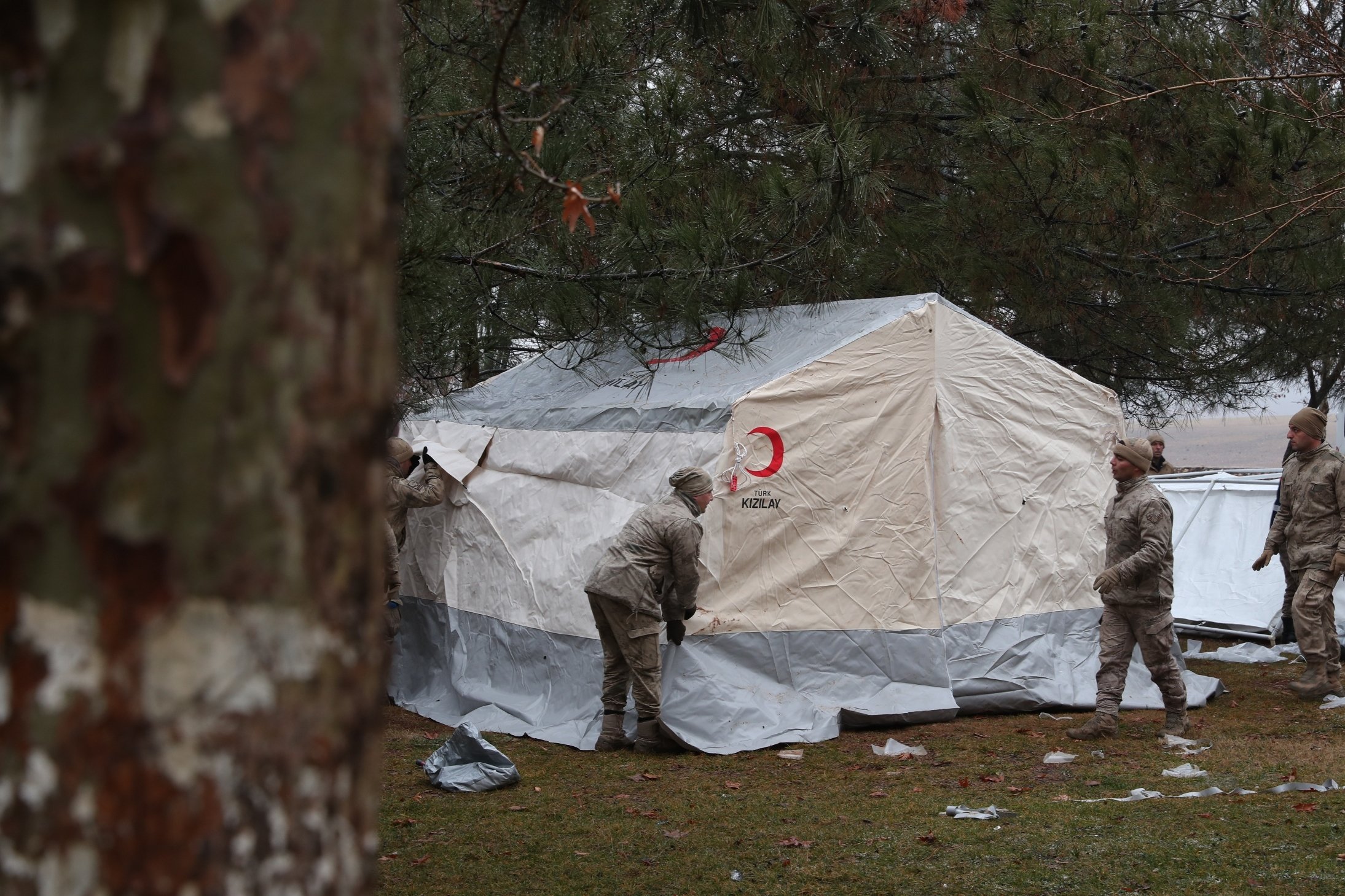 The Turkish Red Crescent sets up tents after two separate earthquakes in Kahramanmaraş that affected 10 provinces, southeastern Türkiye, Feb. 7, 2023. (AA Photo)