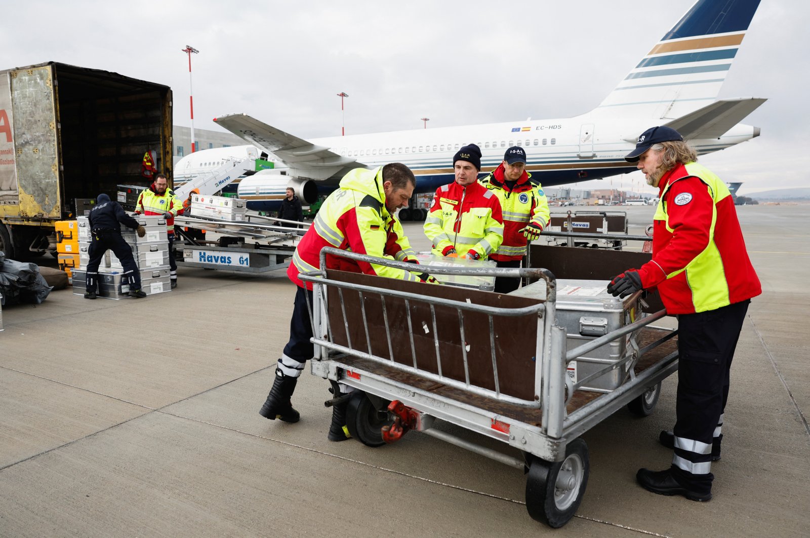 Rescuers of International Search and Rescue (ISAR) Germany unload equipment, as they arrive to help find survivors of the deadly earthquake in Türkiye, at Gaziantep Airport, Türkiye, Feb. 7, 2023. (Reuters Photo)