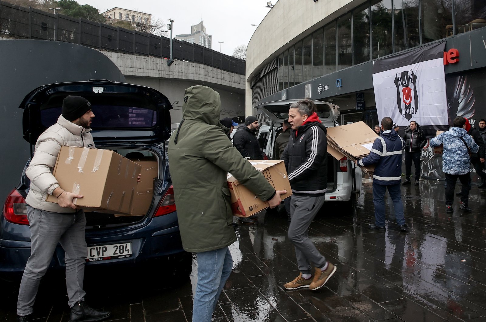 Beşiktaş fans bringing relief aid items for Kahramanmaraş earthquakes victims to the fundraising area established in Vodafone Park, Istanbul, Türkiye, Feb. 7, 2023. (AA Photo)