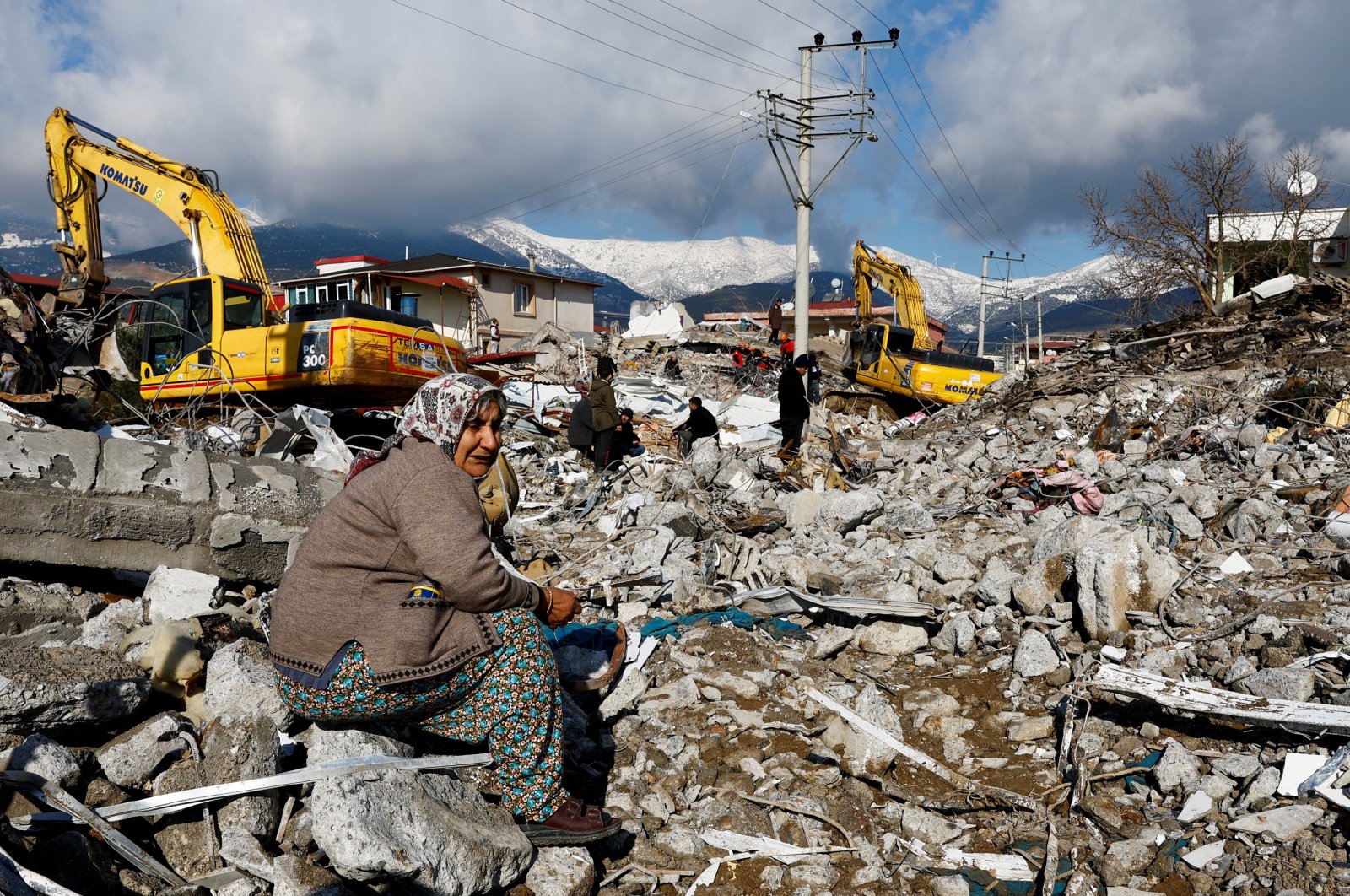 A woman sits amidst rubble and damage following an earthquake in Gaziantep, southeastern Türkiye, Feb. 7, 2023. (Reuters Photo)
