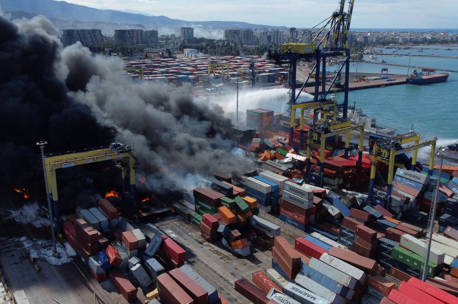 Kontainer pengiriman terbakar di pelabuhan Iskenderun yang dilanda gempa Türkiye, operasi dihentikan