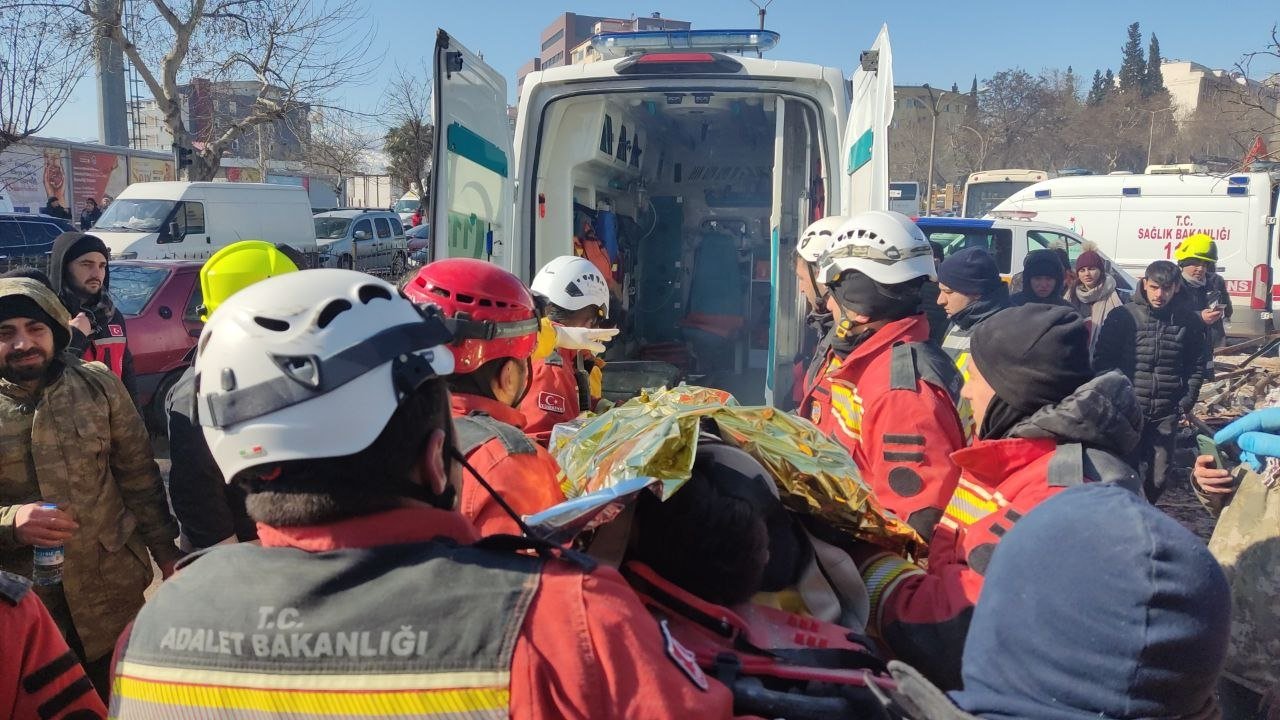 Berat Sarı yang berusia 13 tahun dibawa ke ambulans setelah diselamatkan setelah 55 jam, Kahramanmaraş, Türkiye, 8 Februari 2023. (Foto AA)