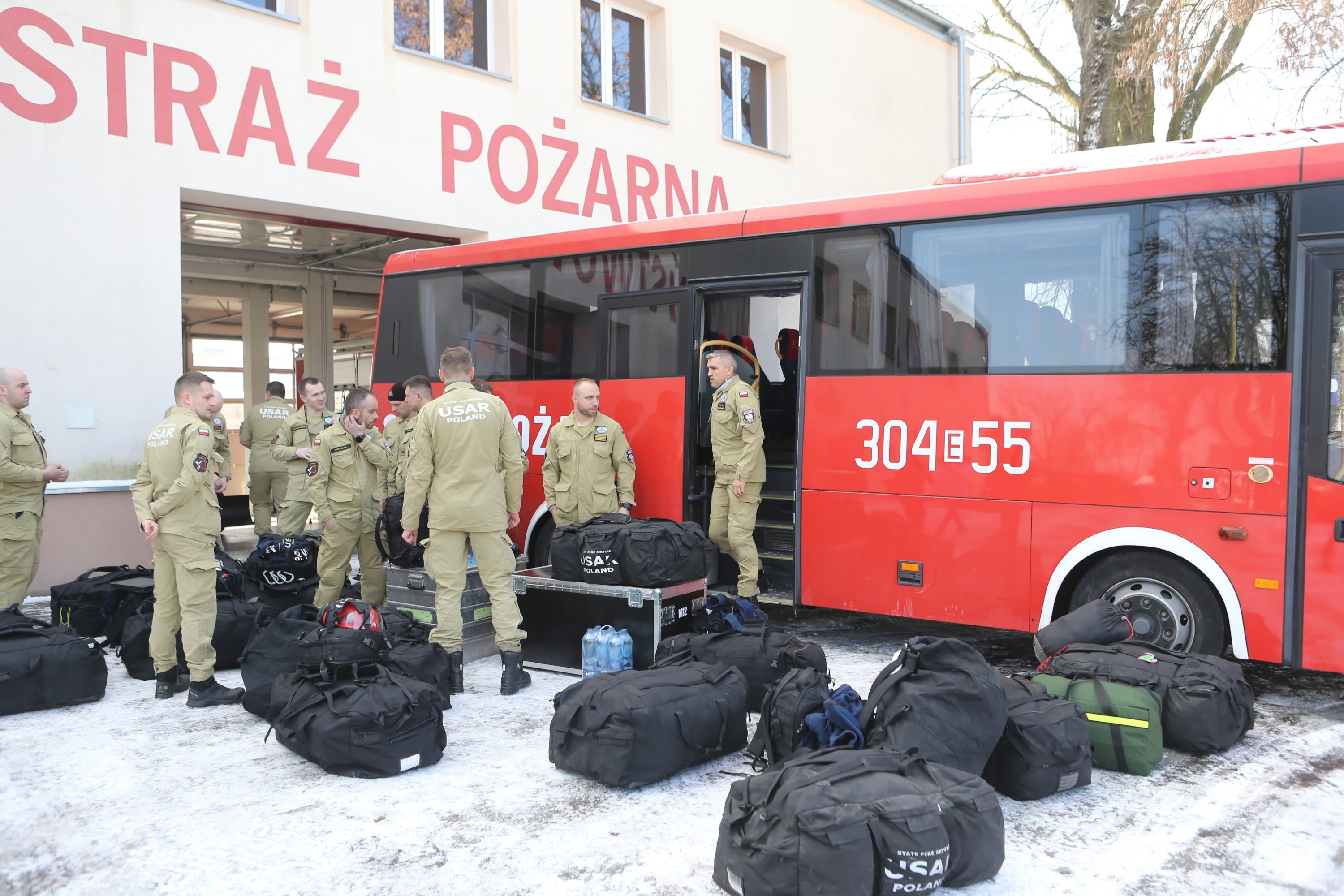 I vigili del fuoco polacchi si preparano a un'operazione di salvataggio dopo il terremoto in Turchia, a Lodz, Polonia, 6 febbraio 2023 (foto EPA)