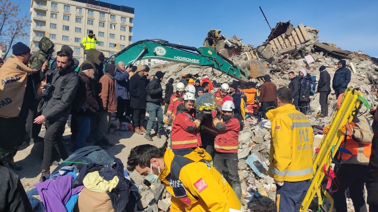 Seorang anak laki-laki berusia 13 tahun diselamatkan dari puing-puing gedung Apartemen Esençan, 55 jam setelah gempa, dengan budgie di tangannya, Kahramanmaras, Türkiye, 8 Februari 2023. (Foto AA)