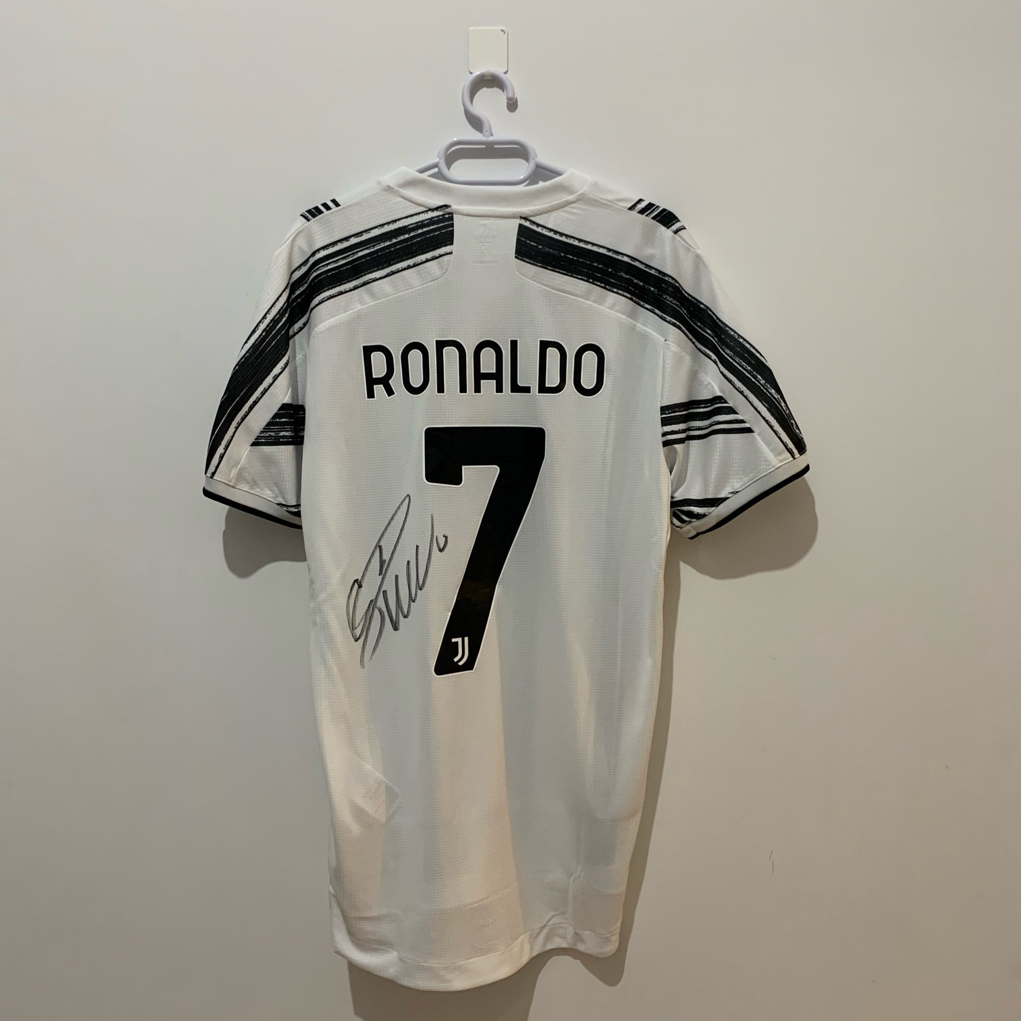 Jersey Cristiano Ronaldo yang ditandatangani dari koleksi Merih Demiral.  (Foto DHA)