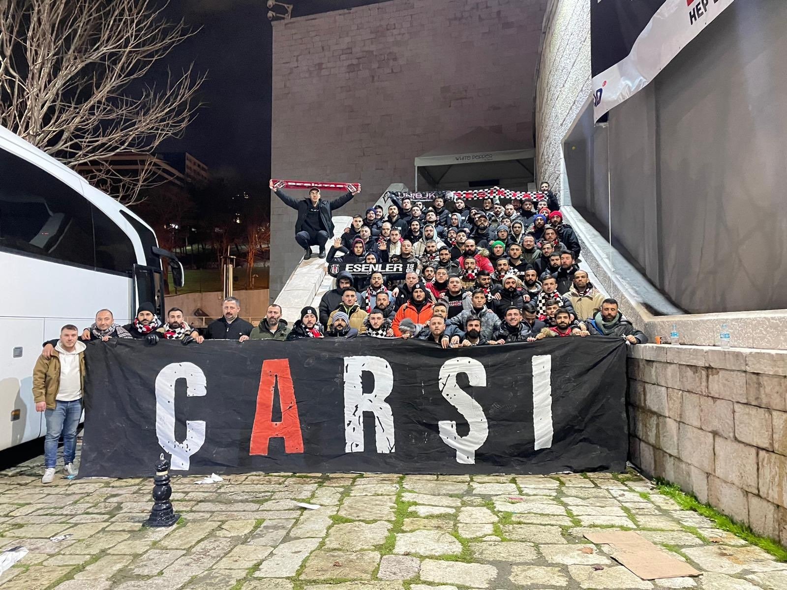 Para penggemar Beşiktaş berfoto sebelum mengirim pasokan ke daerah yang terkena dampak gempa, Istanbul, Türkiye, 8 Februari 2023. (Foto IHA)