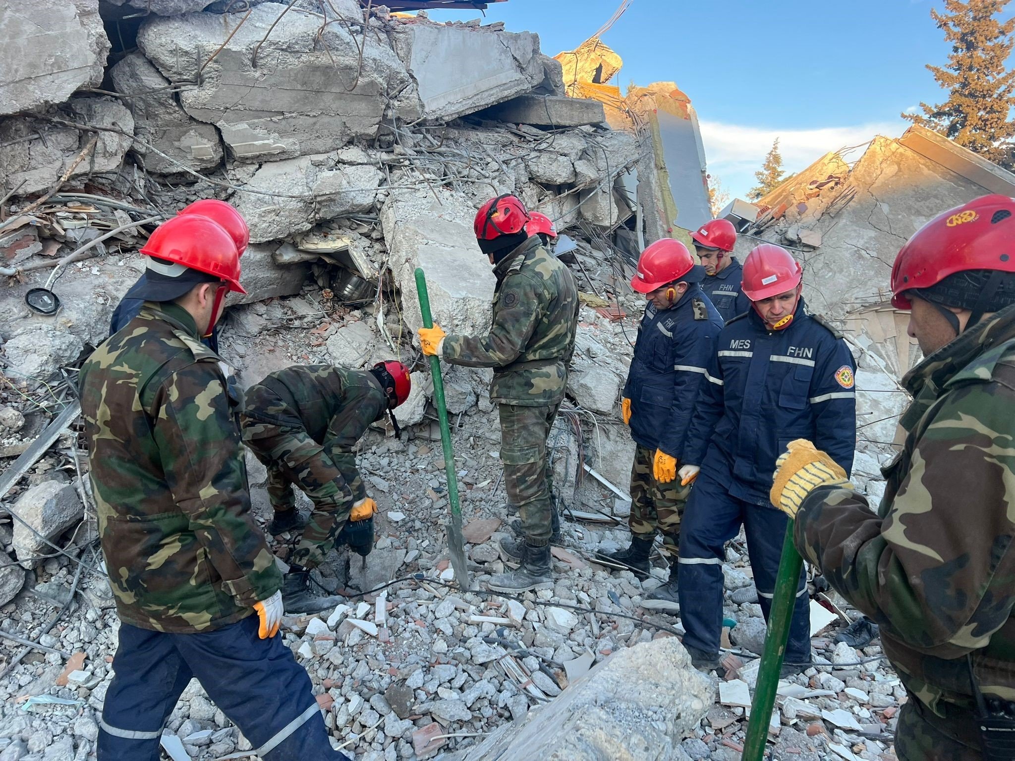 Una squadra di ricerca e soccorso azera lavora a Kahramanmaraş, Turchia, 8 febbraio 2023 (foto IHA)