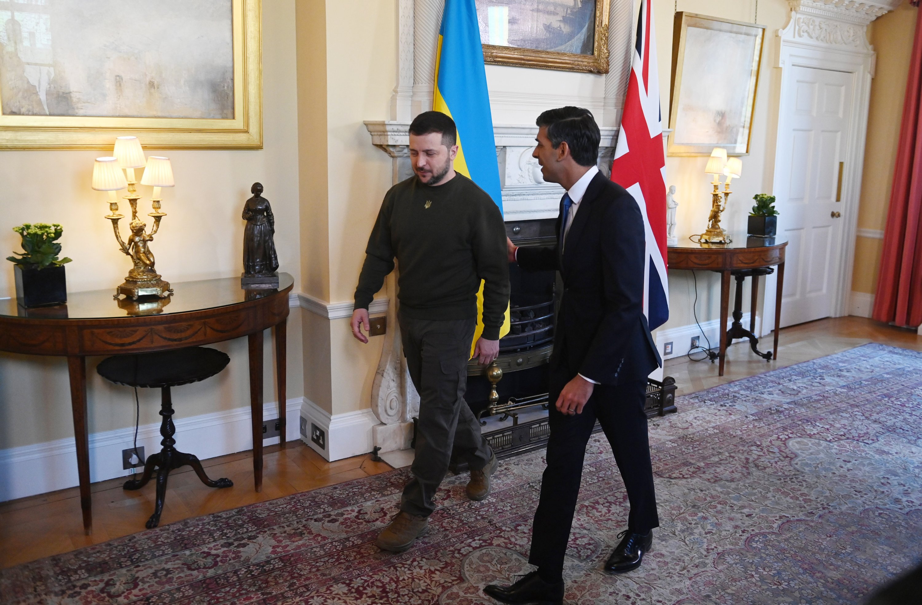 Perdana Menteri Inggris Rishi Sunak (kanan) menyambut Presiden Ukraina Volodymyr Zelenskyy (kiri) di 10 Downing Street London, Inggris, 8 Februari 2023. (Foto EPA)