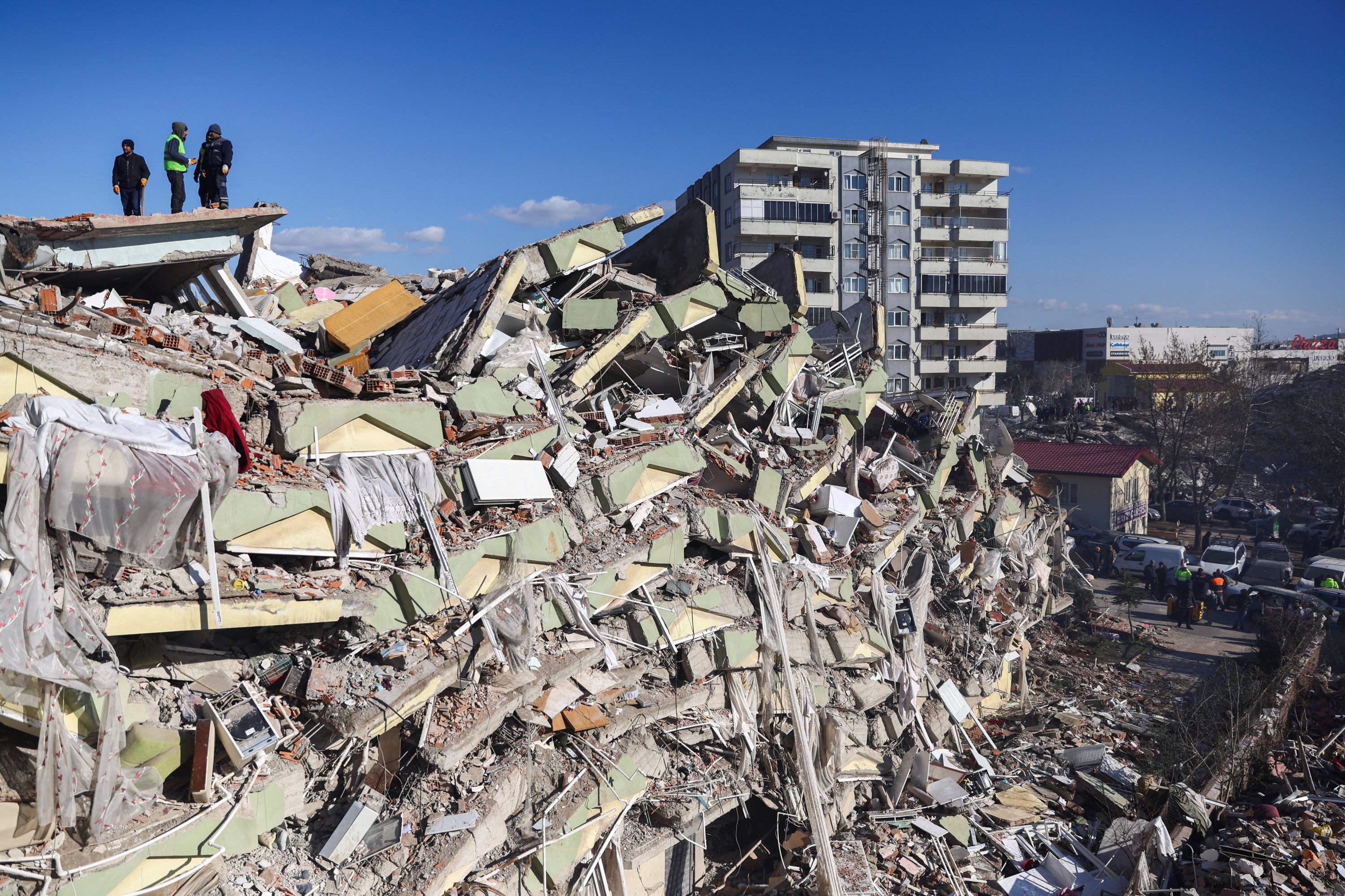 Orang-orang bekerja di lokasi bangunan yang runtuh, setelah gempa mematikan, Kahramanmaraş, Türkiye, 8 Februari 2023. (Foto Reuters)