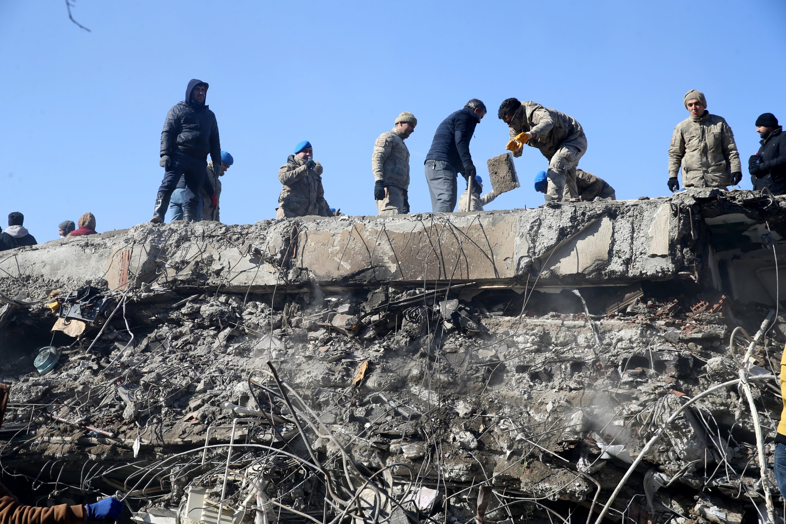Orang-orang bekerja di lokasi bangunan yang runtuh, setelah gempa mematikan, Kahramanmaraş, Türkiye, 8 Februari 2023. (Foto AA)