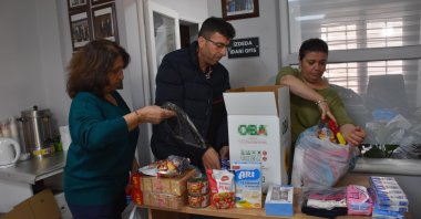 Members of the IZDEDA association are packing aid boxes for the 7.7 and 7.6 earthquake-hit areas, Izmir, Türkiye, Feb. 8, 2023. (DHA Photo)