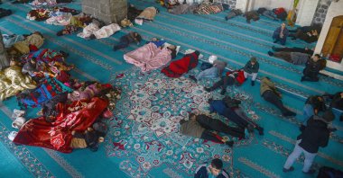 Syrian and Turkish victims of the earthquake rest in the Ulu (Grand) Mosque, in Diyarbakır, southeastern Türkiye, Feb. 8, 2023. (AFP Photo)