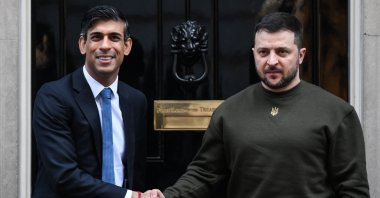 Ukraine's President Volodymyr Zelenskyy (R) shakes hands with Britain's Prime Minister Rishi Sunak after arriving at 10 Downing Street, London, U.K., Feb. 8, 2023. (AFP Photo)