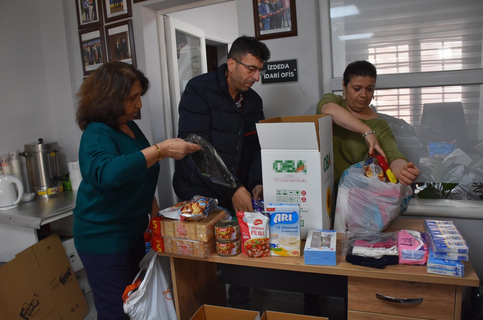 Members of the IZDEDA association are packing aid boxes for the 7.7 and 7.6 earthquake-hit areas, Izmir, Türkiye, Feb. 8, 2023. (DHA Photo)