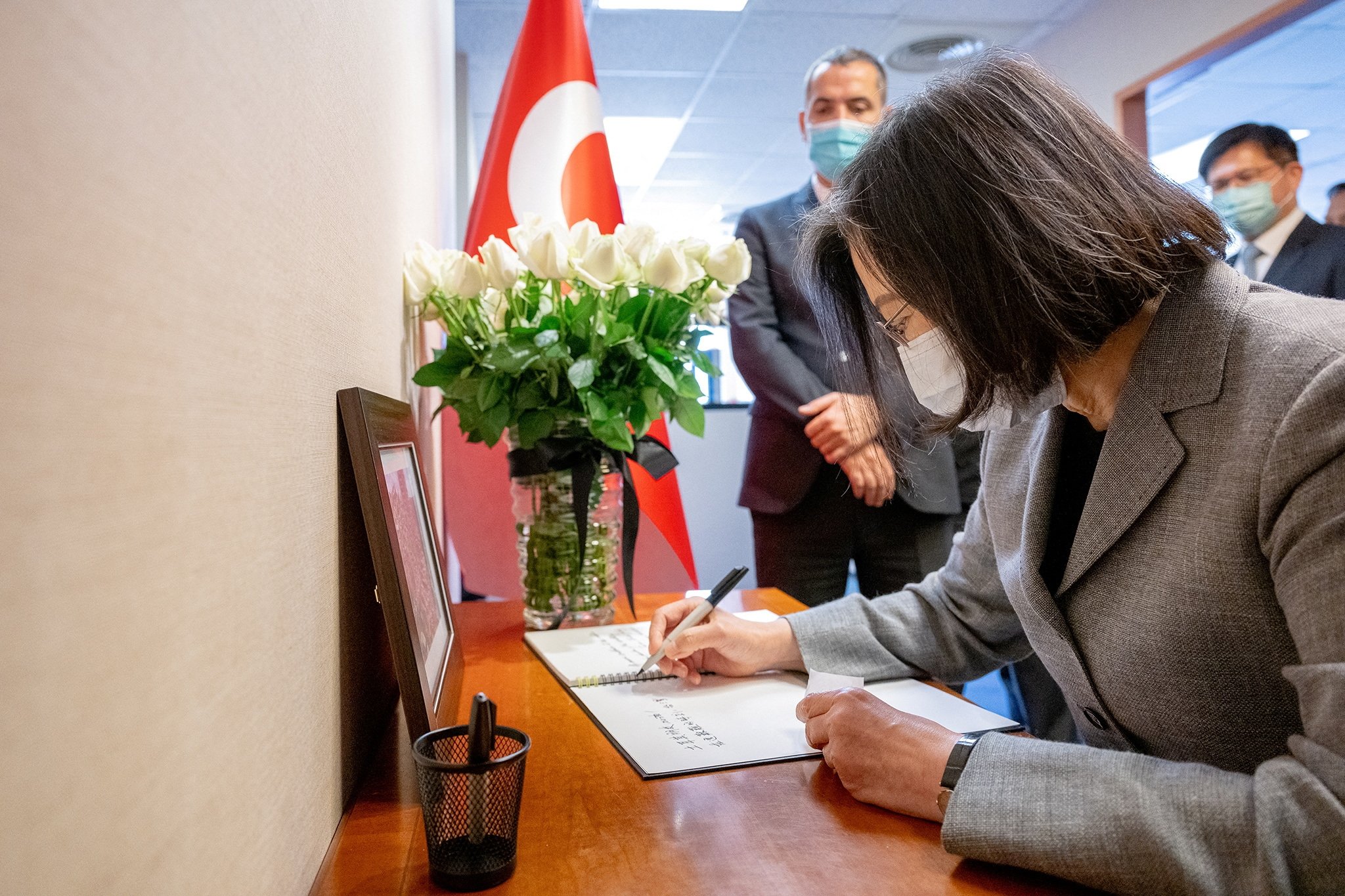 Presiden Taiwan Tsai Ing-wen menandatangani buku belasungkawa untuk korban gempa Türkiye di Kantor Perdagangan Turki di Taipei, Taiwan, 9 Februari 2023. (Foto Reuters)