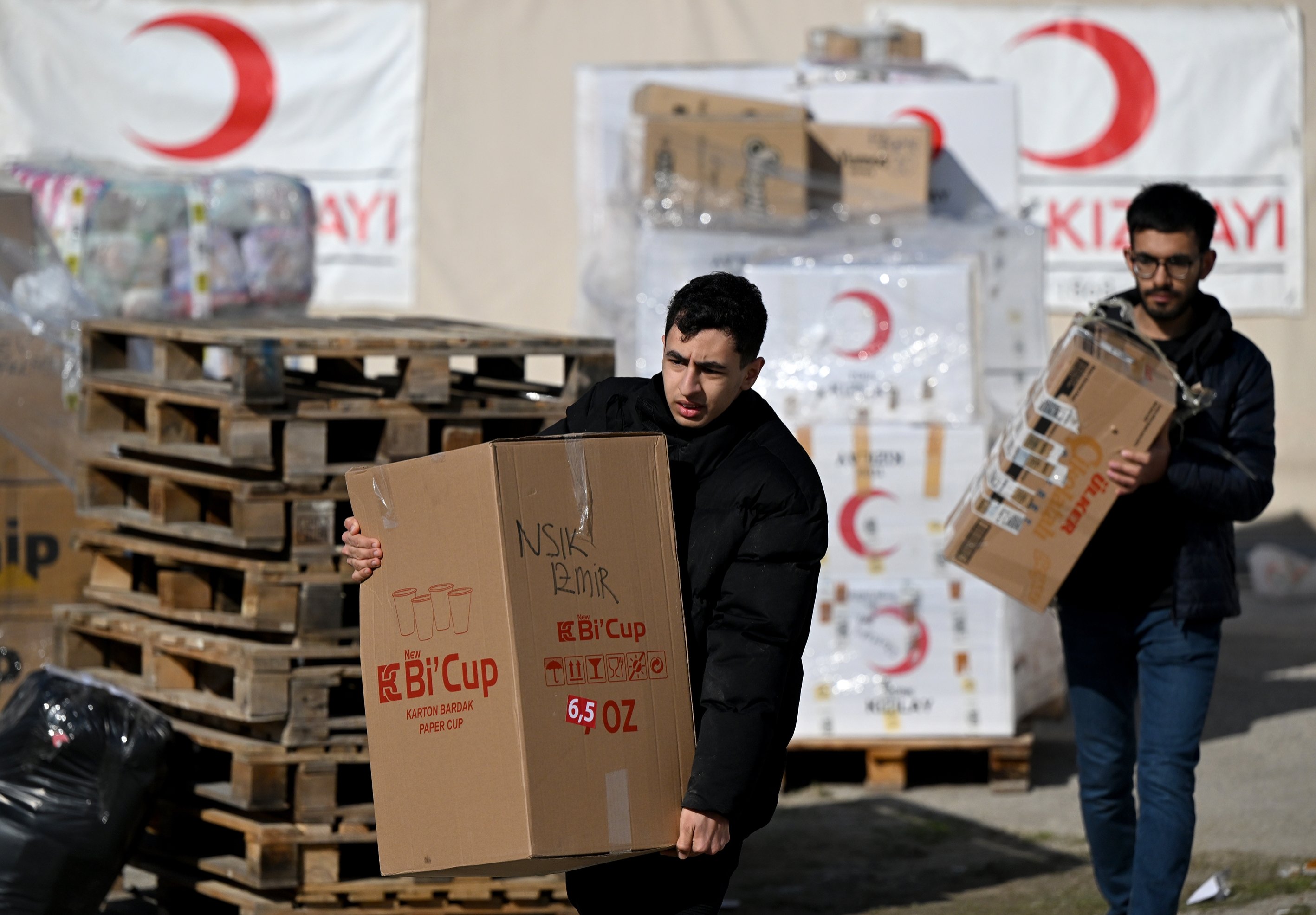 Bahan bantuan yang disortir oleh Bulan Sabit Merah Turki dan relawan dimuat ke dalam truk setelah dikemas di pusat logistik di Buca, Izmir, Türkiye barat, 9 Februari 2023. (Foto AA)