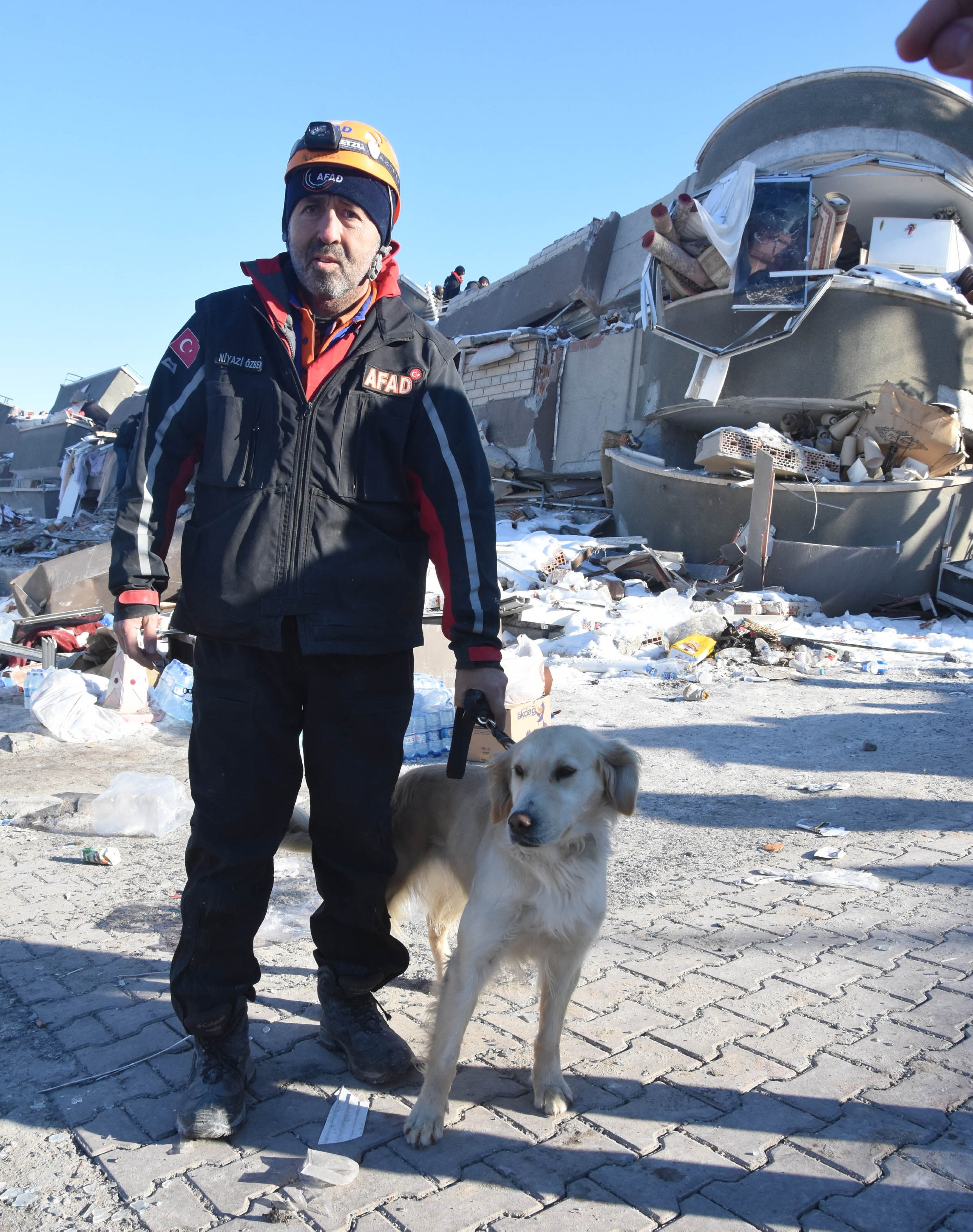 Redningshunden Köpük, som kan oversettes til skum, jobber sammen med teamene fra Disaster and Emergency Management Authority (AFAD), Malatya, Türkiye, 9. februar 2023. (DHA-bilde)