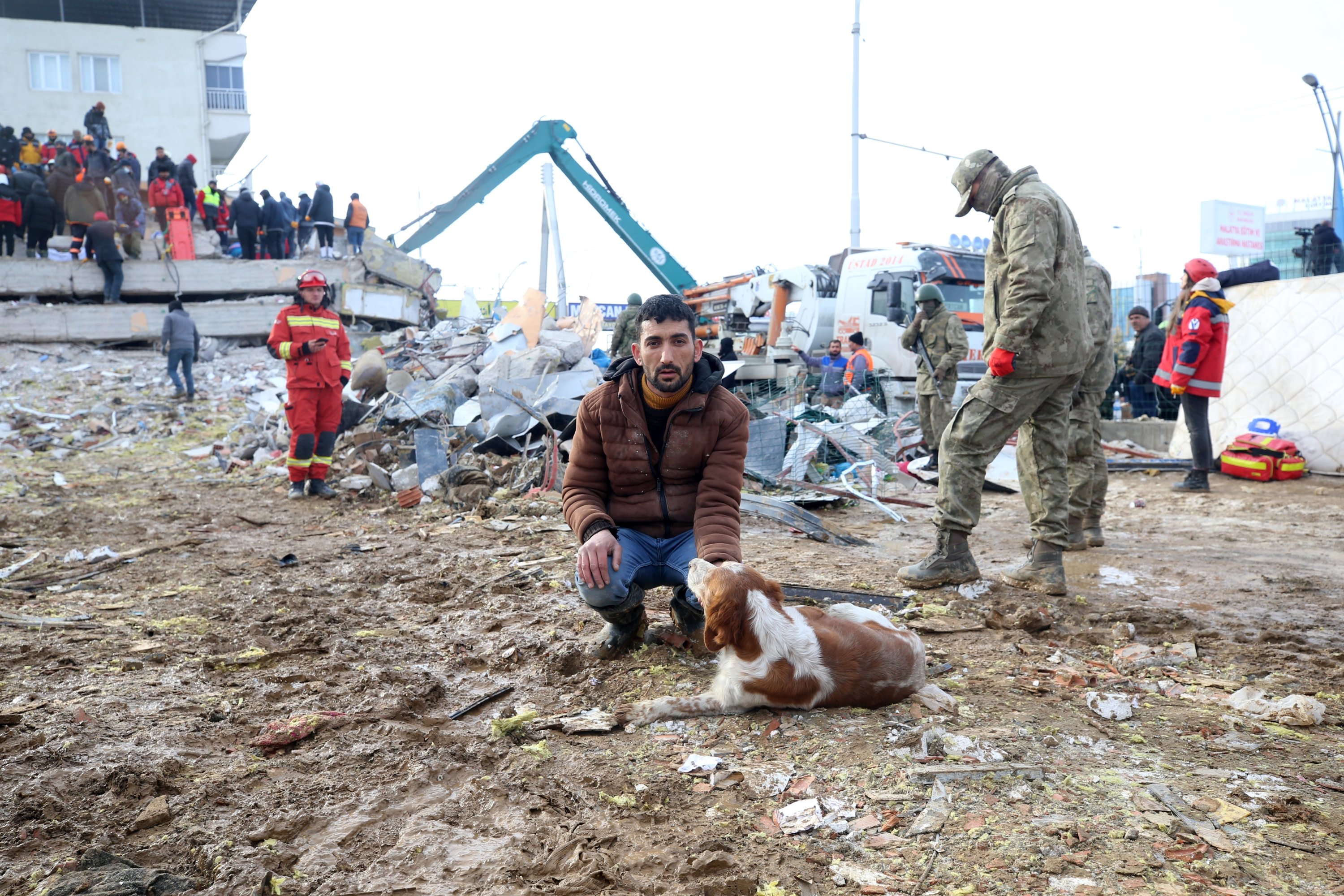 En frivillig, Uğur Şahin fra Malatya, som også ble rammet av jordskjelvene i Kahramanmaraş, støtter søke- og redningsinnsatsen med jakthunden hans som heter Alex, Adana, Türkiye, 9. februar 2023. (AA-bilde)