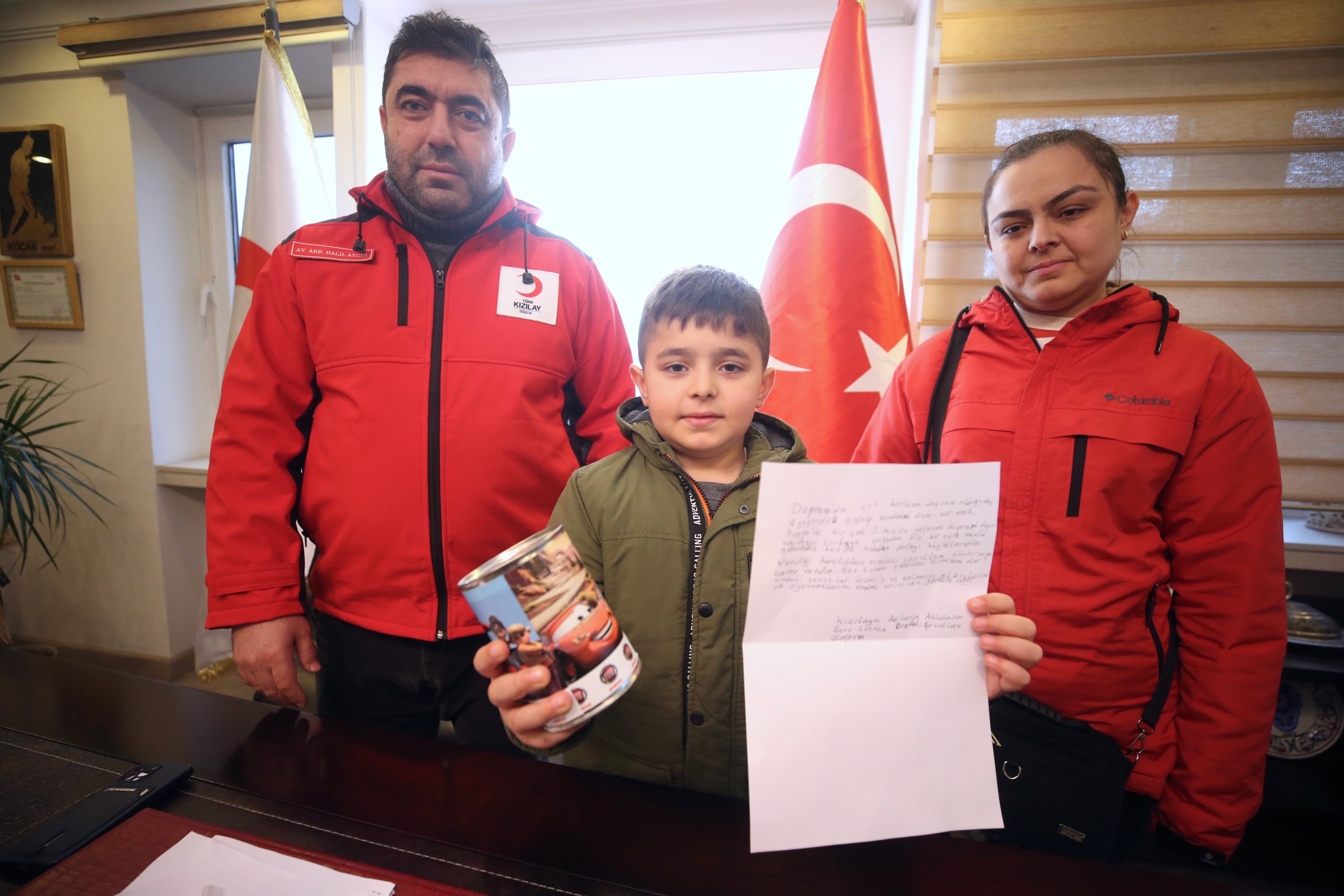Alparslan Efe Demir, seorang anak berusia 9 tahun yang mengalami gempa Düzce pada bulan November, menyumbangkan uang sakunya untuk kebutuhan rekan-rekannya yang terkena dampak gempa yang berpusat di Kahramanmaraş, Düzce, Türkiye.  7 Februari 2023. (Foto AA)