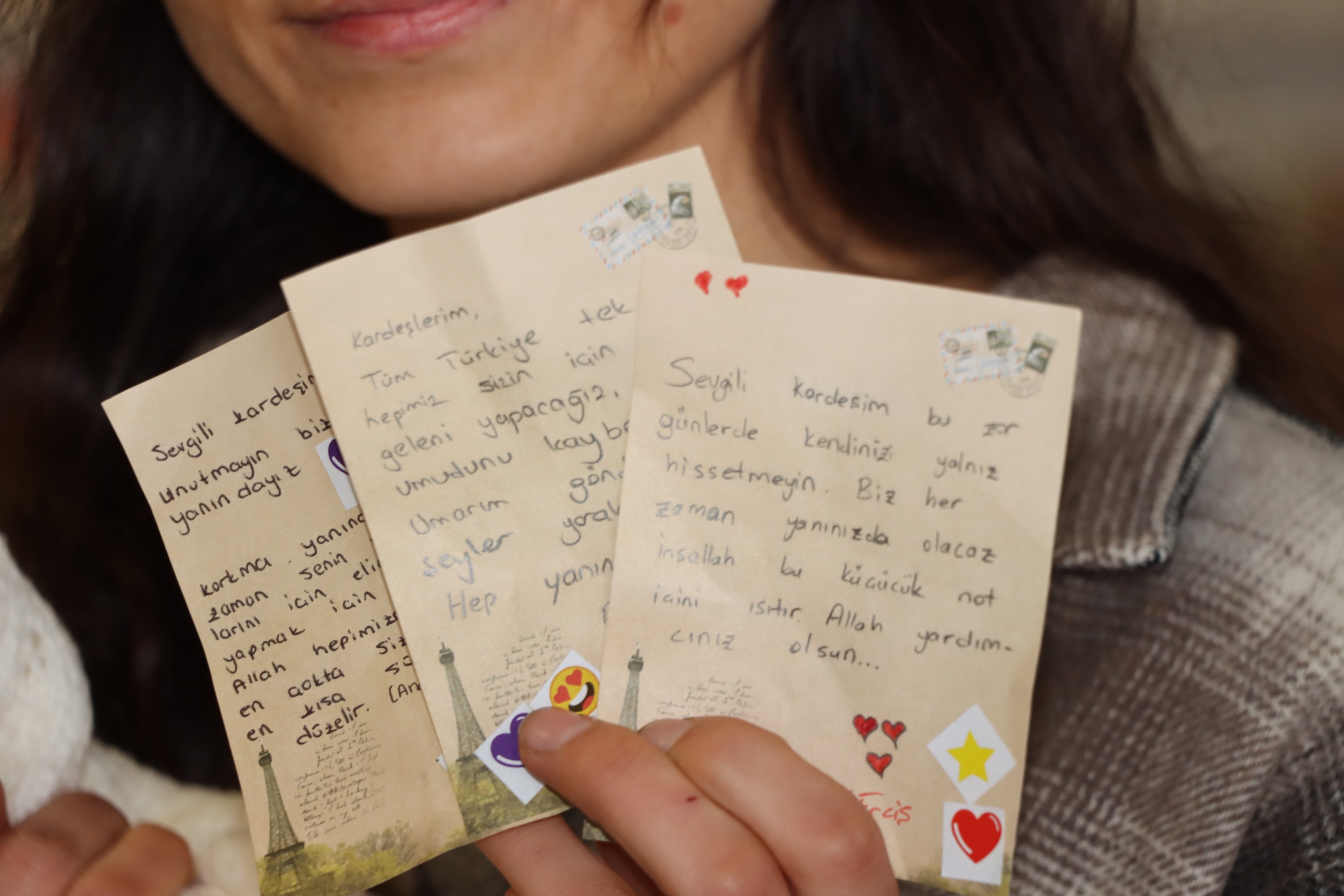 Surat emosional yang ditulis oleh anak-anak dari distrik Erciş Van untuk anak-anak di daerah gempa dan ditempatkan di kotak bantuan, Van, Türkiye, 7 Februari 2023. (Foto AA)