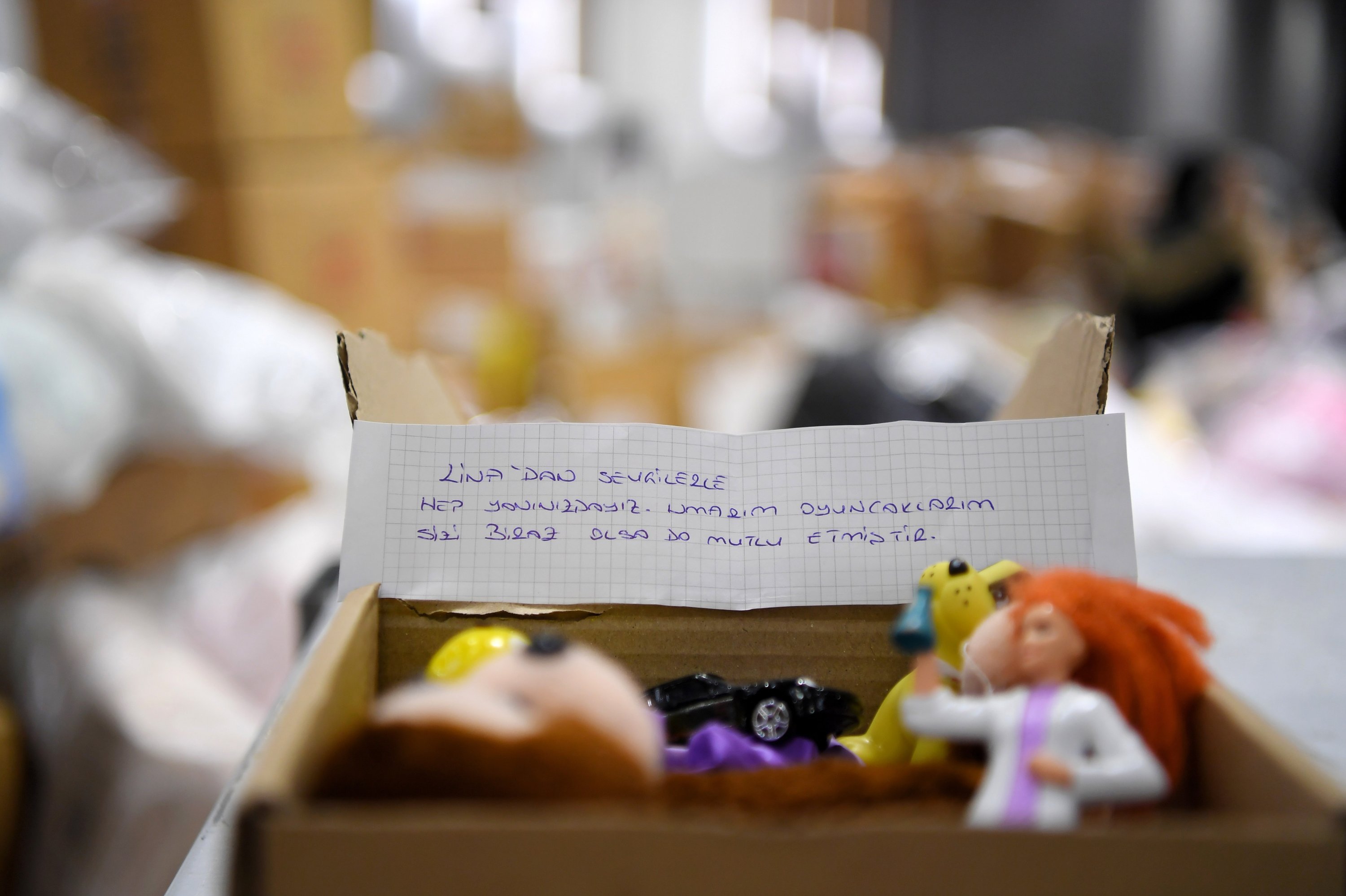 Et notat skrevet av en 8 år gammel jente i hjelpepakkene som ble sendt til regionen er fylt med følelser: