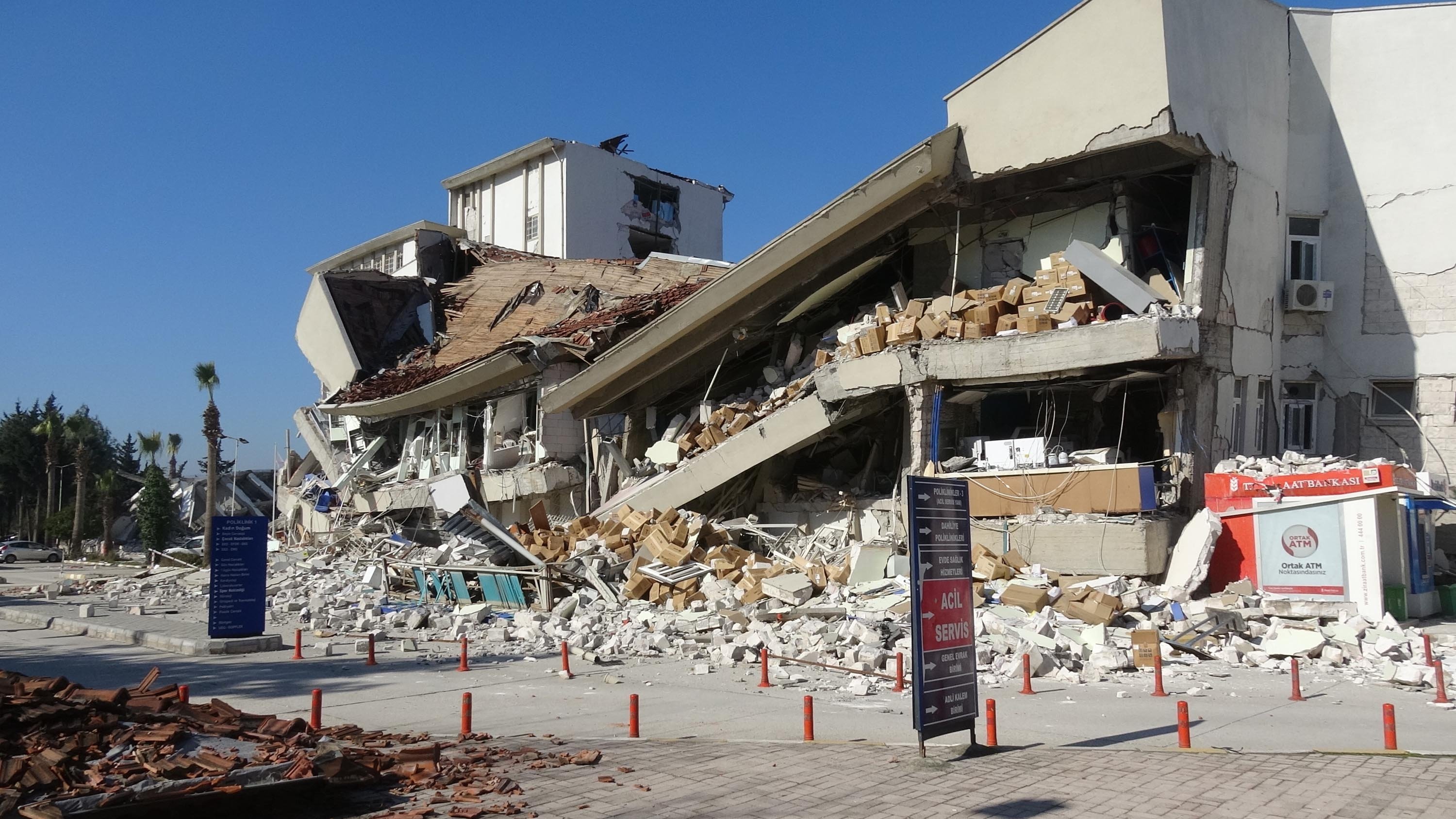 Bangunan hancur akibat gempa Kahramanmaraş, Hatay, Türkiye, 9 Februari 2023. (Foto DHA)