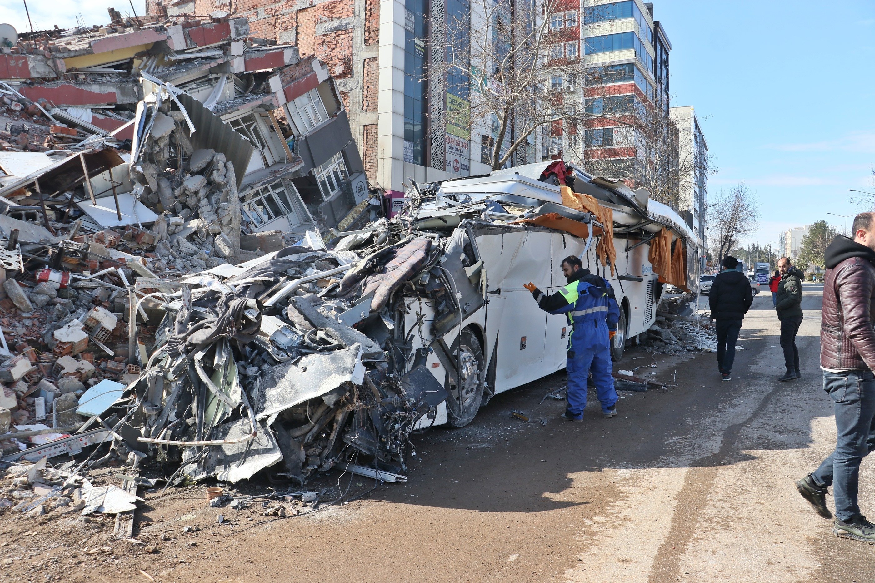 Reruntuhan bus hancur di luar hotel İsias setelah gempa bumi Kahramanmaraş, Adıyaman, Türkiye, 9 Februari 2023. (Foto DHA)