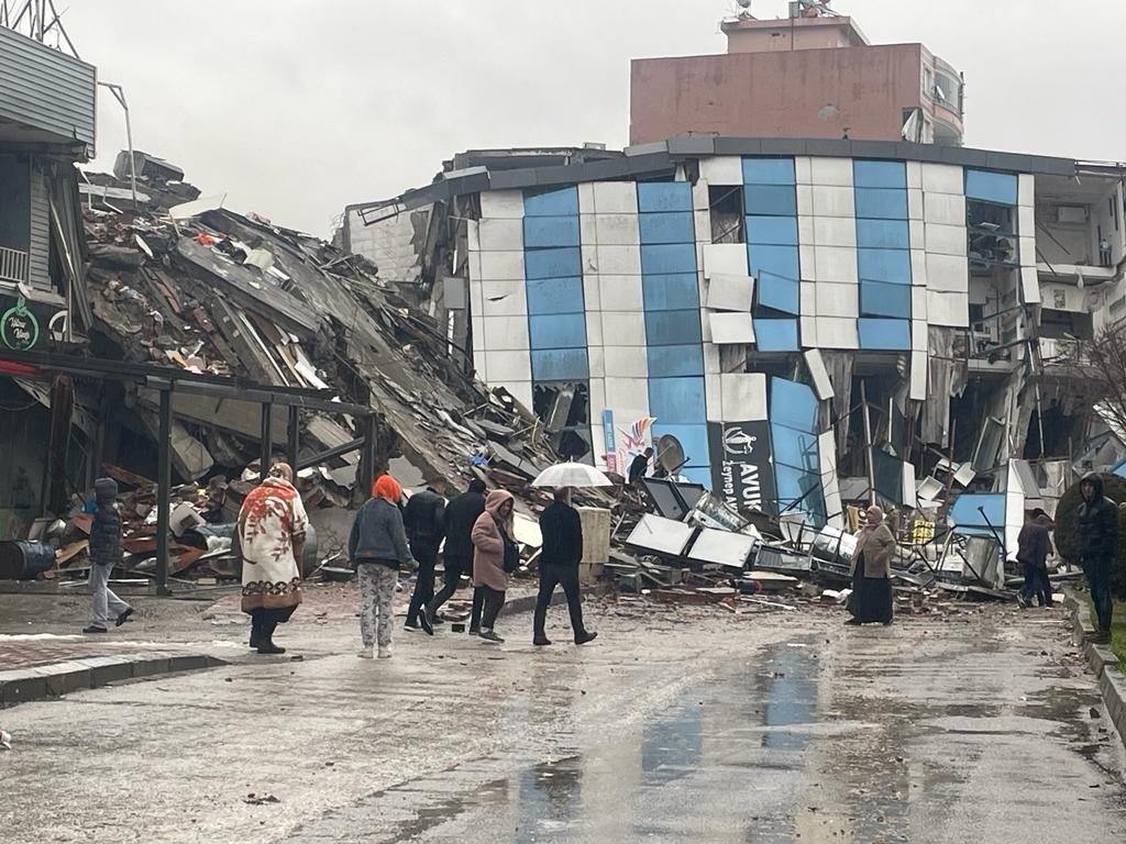Pekerjaan pencarian dan penyelamatan sedang dilakukan di reruntuhan Hotel Isias yang hancur, Adıyaman, Türkiye, 9 Februari 2023. (Foto AA)