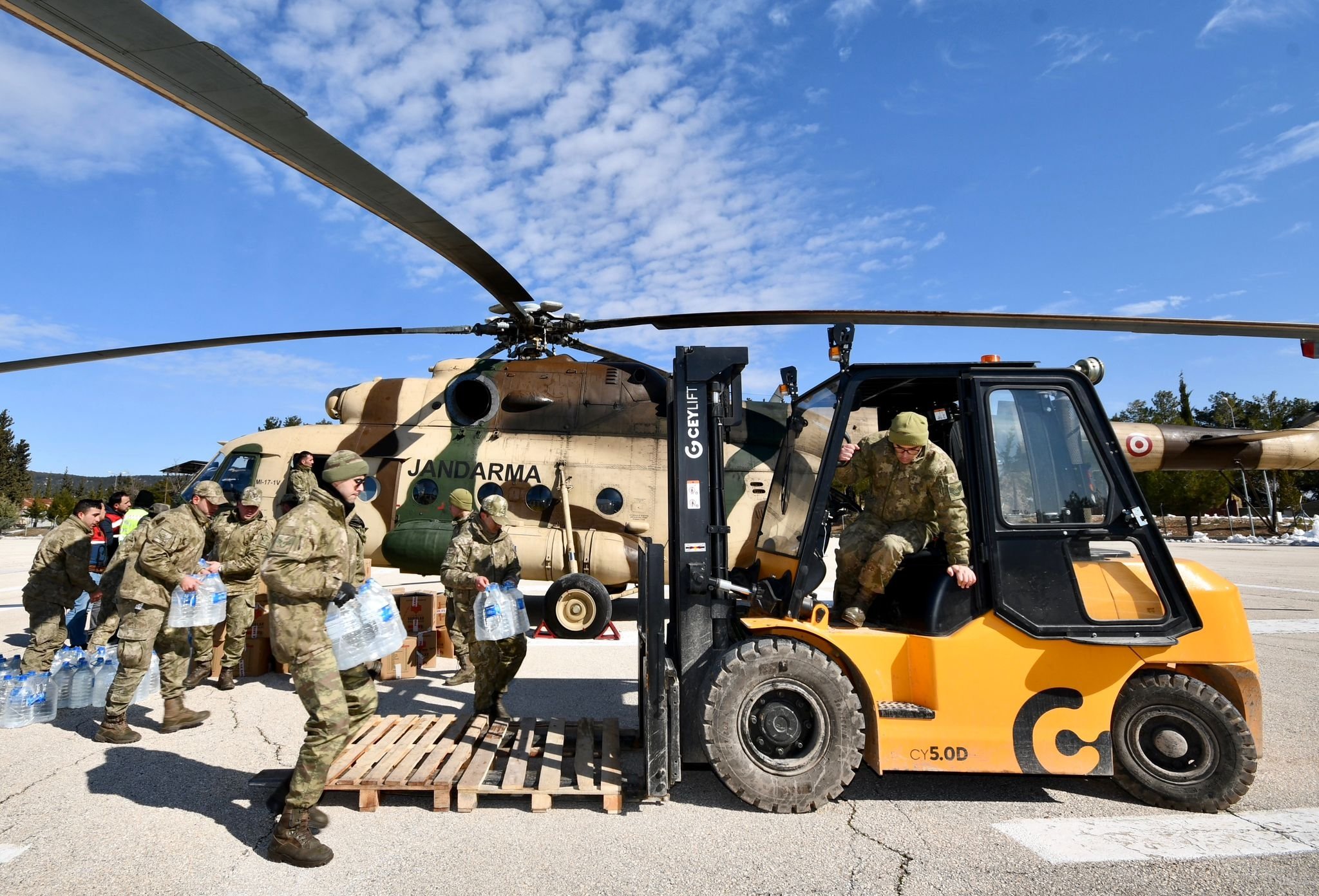 Gaziantep Provincial Gendarmerie Command bidrar til hjelpearbeidet, Gaziantep, Türkiye, 9. februar 2023. (Foto med tillatelse fra departementet for miljø, urbanisering og klimaendringer)