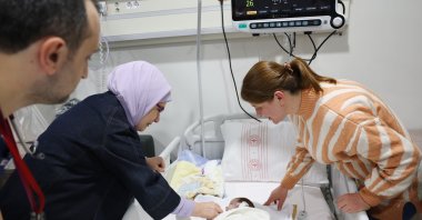 First lady Emine Erdoğan visiting quake-affected babies at Ankara Etlik City Hospital, Türkiye, Feb. 8, 2023. (IHA Photo)