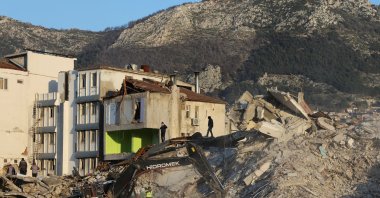 Men work on the site of collapsed buildings, as the search for survivors continues, in the aftermath of a deadly earthquake in Hatay, Türkiye, Feb. 9, 2023. (Reuters Photo)