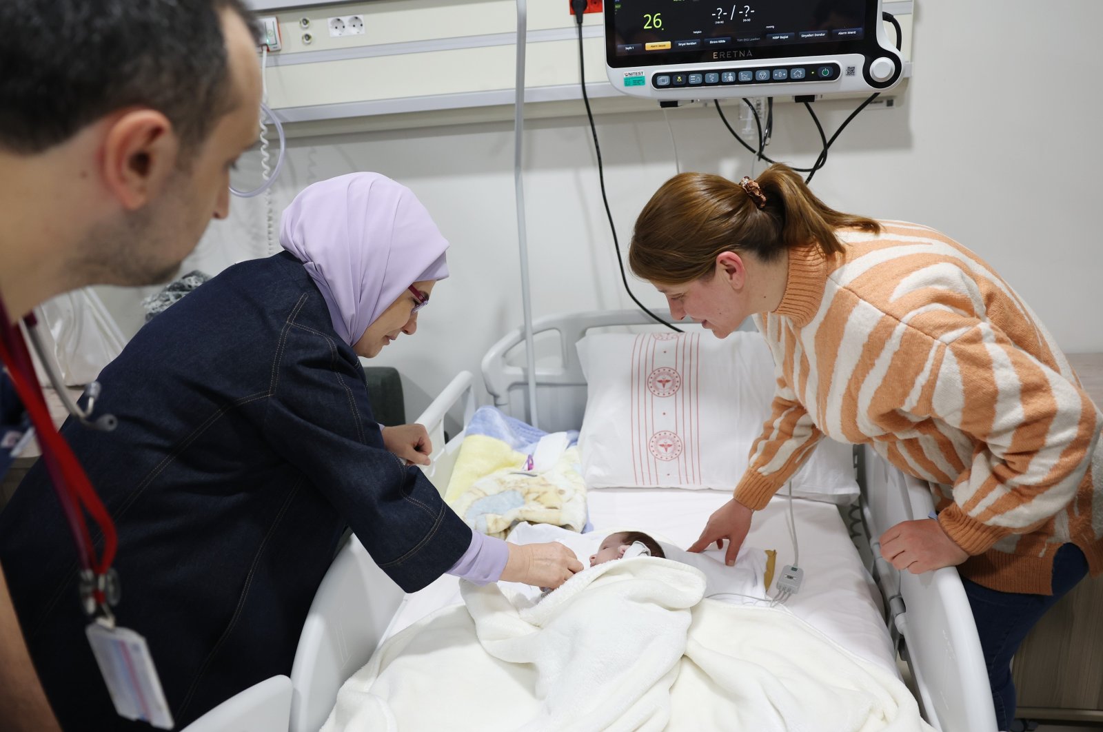 First lady Emine Erdoğan visiting quake-affected babies at Ankara Etlik City Hospital, Türkiye, Feb. 8, 2023. (IHA Photo)