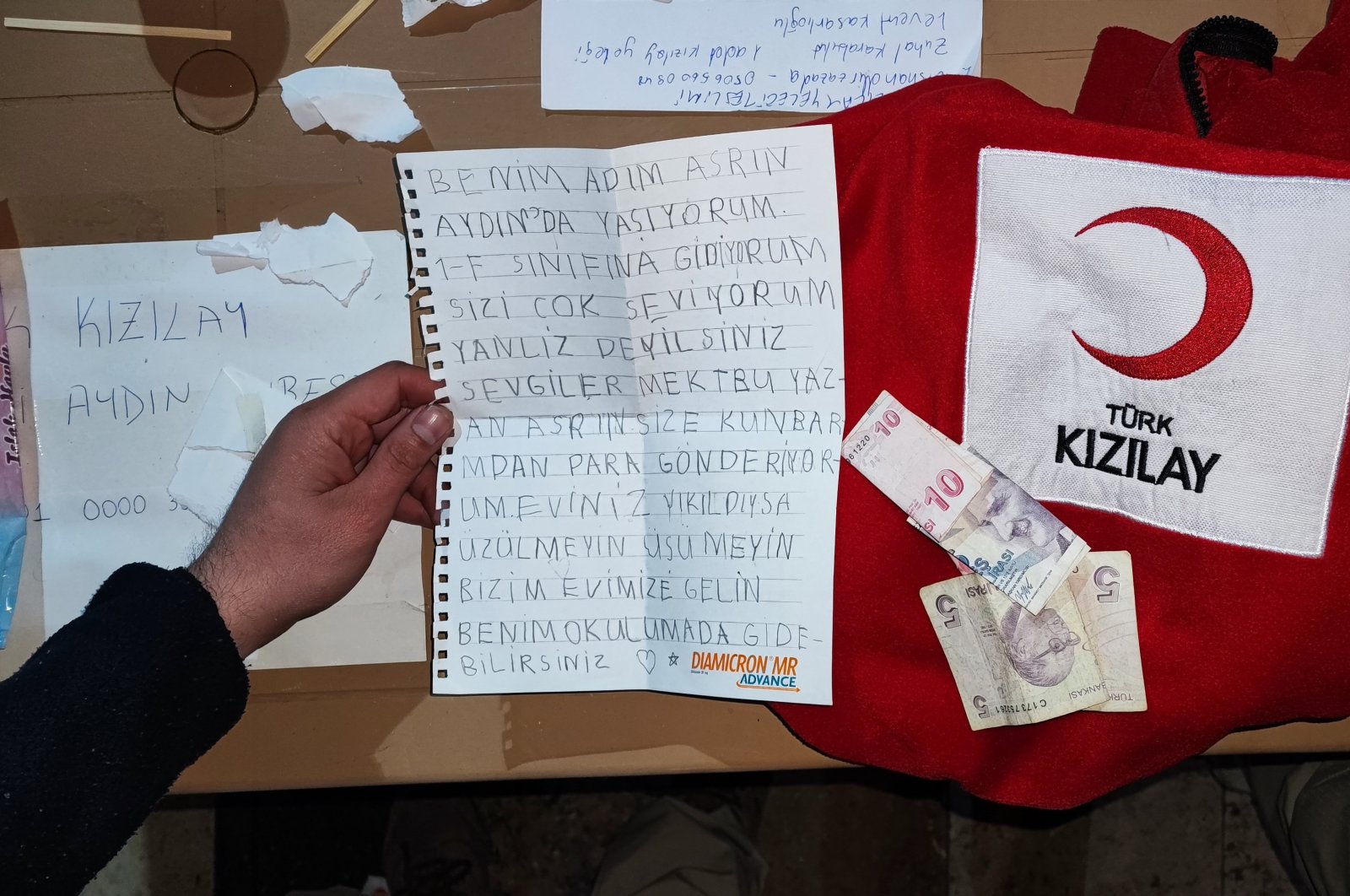 A heart-warming note by Asrın she sent with her piggy bank in an aid box, Aydın, Türkiye, Feb. 9, 2023. (IHA Photo)