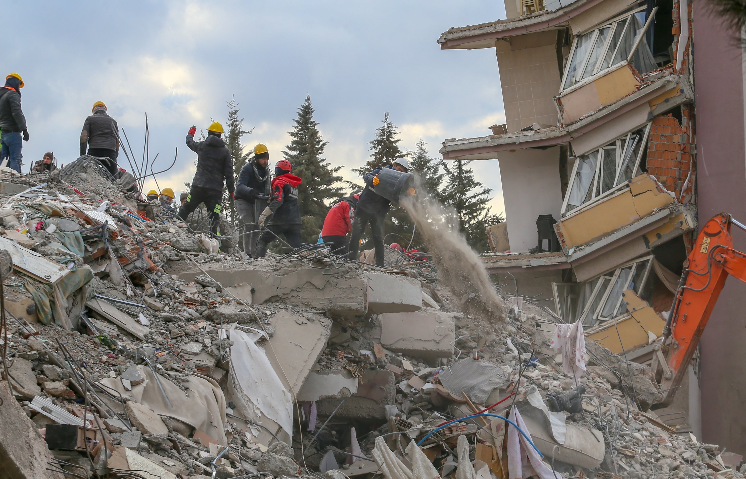 Upaya pencarian dan penyelamatan terus dilakukan untuk menyelamatkan orang-orang yang berpotensi terjebak di reruntuhan Ayşe-Polat Sitesi di pusat Distrik Batıkent, Gaziantep, Türkiye, 10 Februari 2023. (Foto AA)