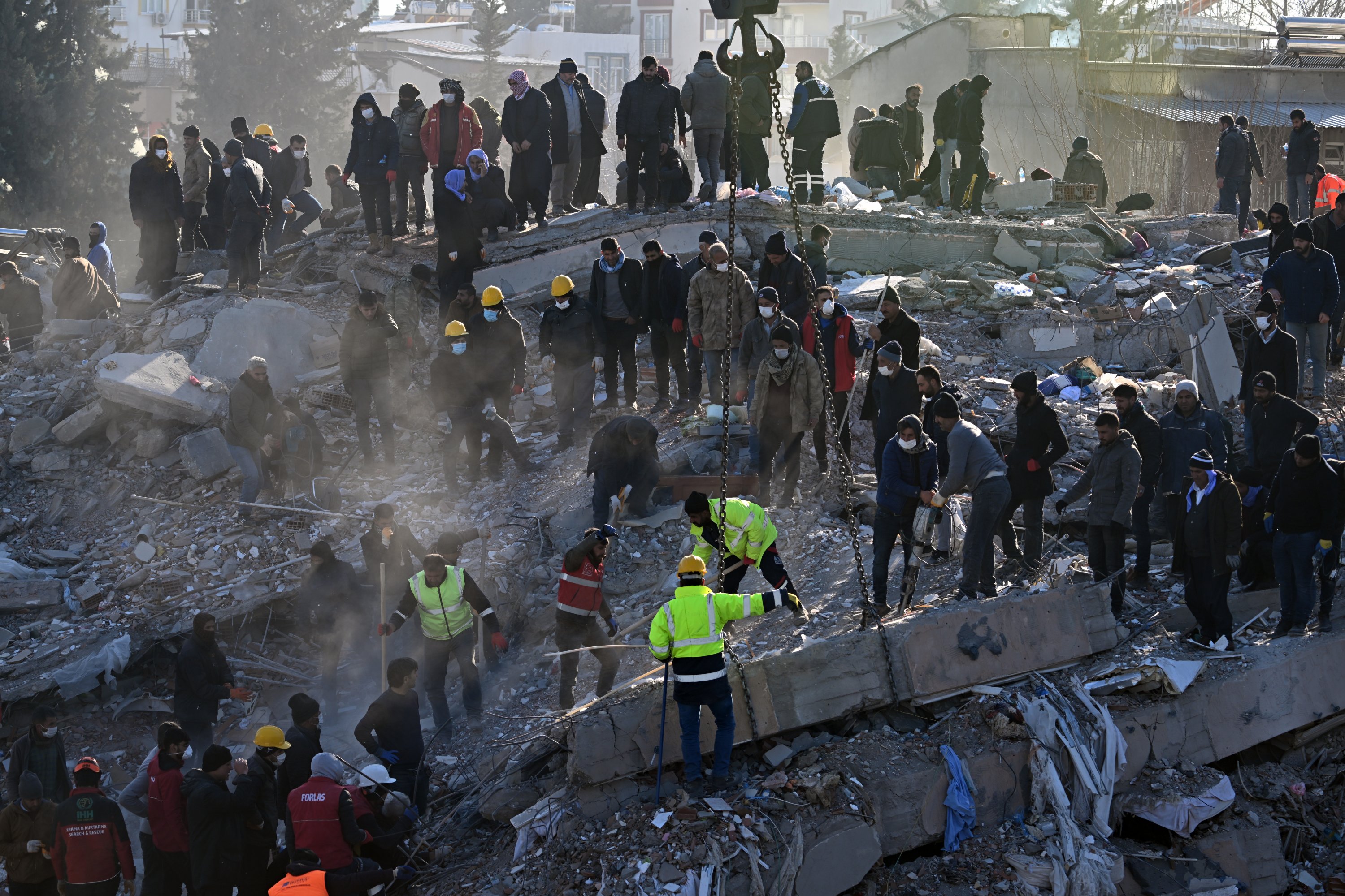 Upaya pencarian dan penyelamatan berlanjut di gedung-gedung yang hancur akibat gempa bumi, Adıyaman, Türkiye, 10 Februari 2023. (Foto AA)