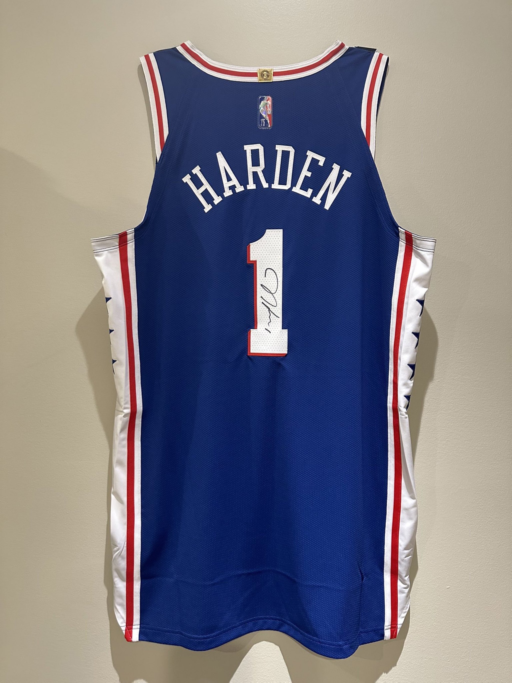 Jersey bertanda tangan James Harden dari NBA Philadelphia 76ers.  (Foto IHA)