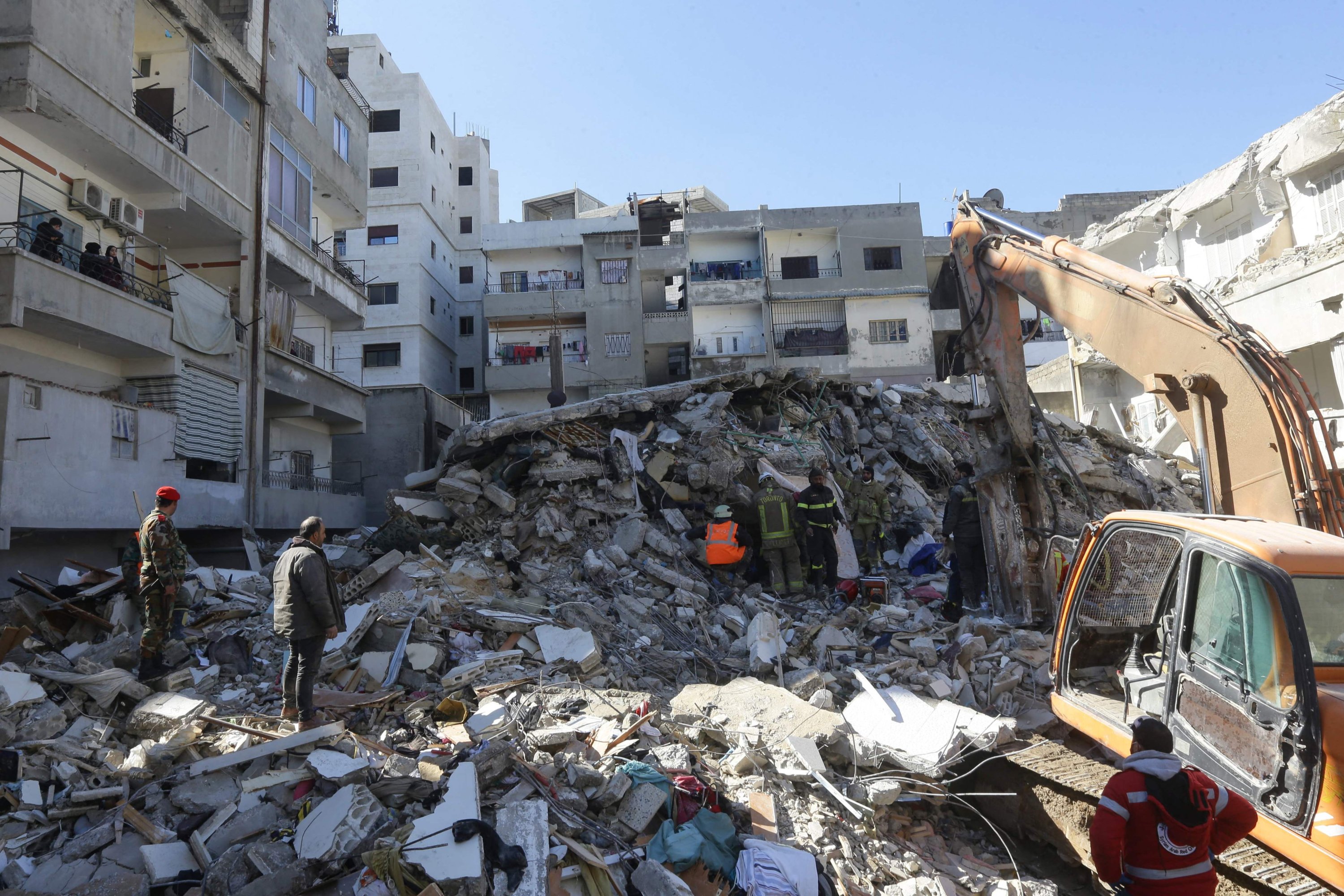 Tim penyelamat menyaring puing-puing bangunan yang runtuh di kota Jableh yang dikuasai rezim di provinsi Latakia, Suriah, 9 Februari 2023. (Foto AFP)