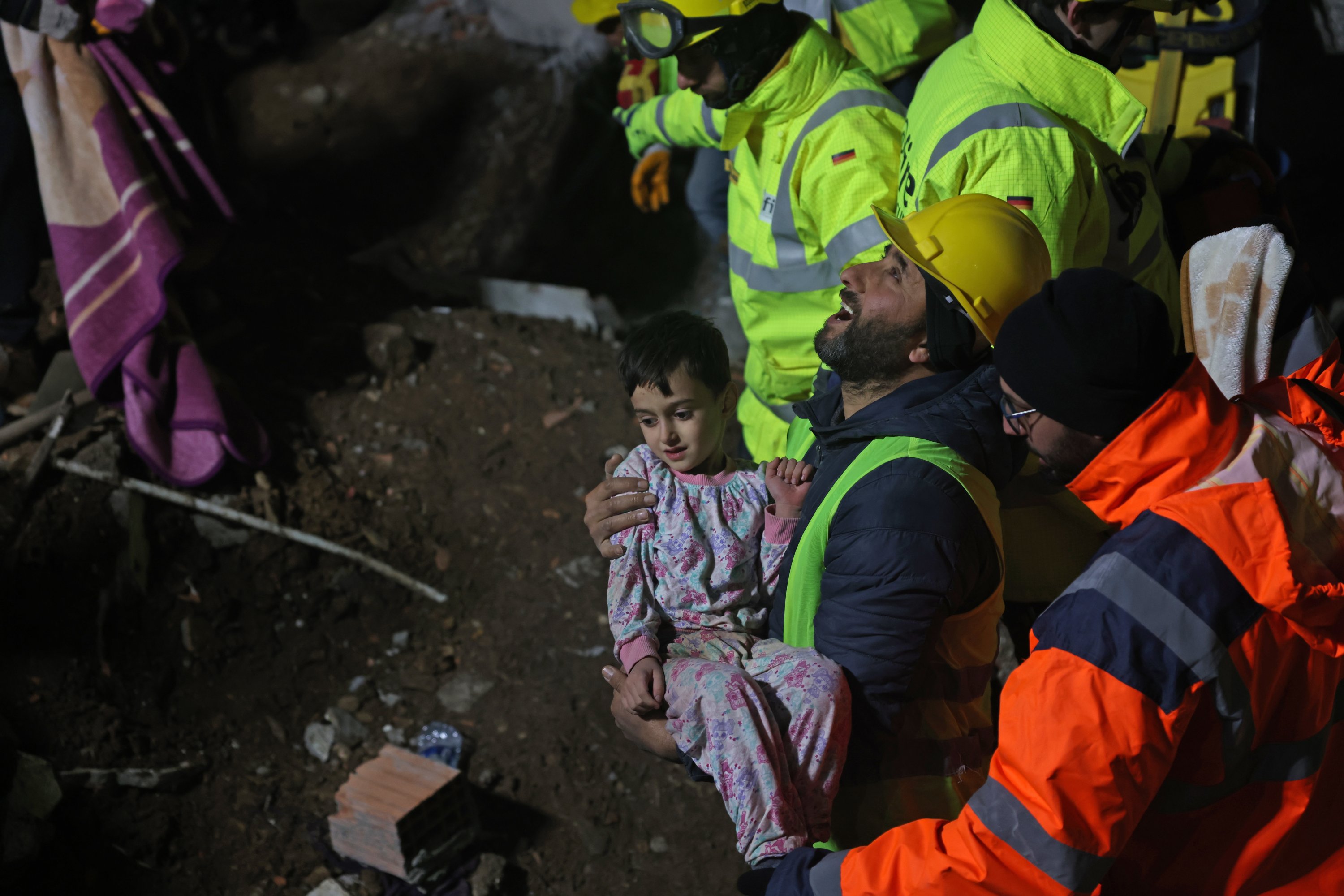 Tim tanggap bencana Inggris dan Jerman membantu menyelamatkan seorang anak berusia 5 tahun dari bawah reruntuhan bangunan, Kahramanmaraş, Türkiye, 9 Februari 2023. (Foto AA)