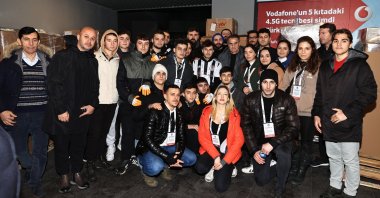 Beşiktaş coach Şenol Güneş poses for a photo with volunteers at Vodafone Park, Istanbul, Türkiye, Feb. 9, 2023. (IHA Photo)