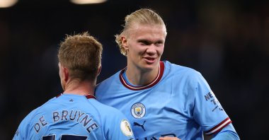 Manchester City's Erling Haaland (R) and Kevin De Bruyne (L) celebrate after the match against Chelsea at the Stamford Bridge, London, U.K., Jan. 5, 2023. (Getty Images Photo)
