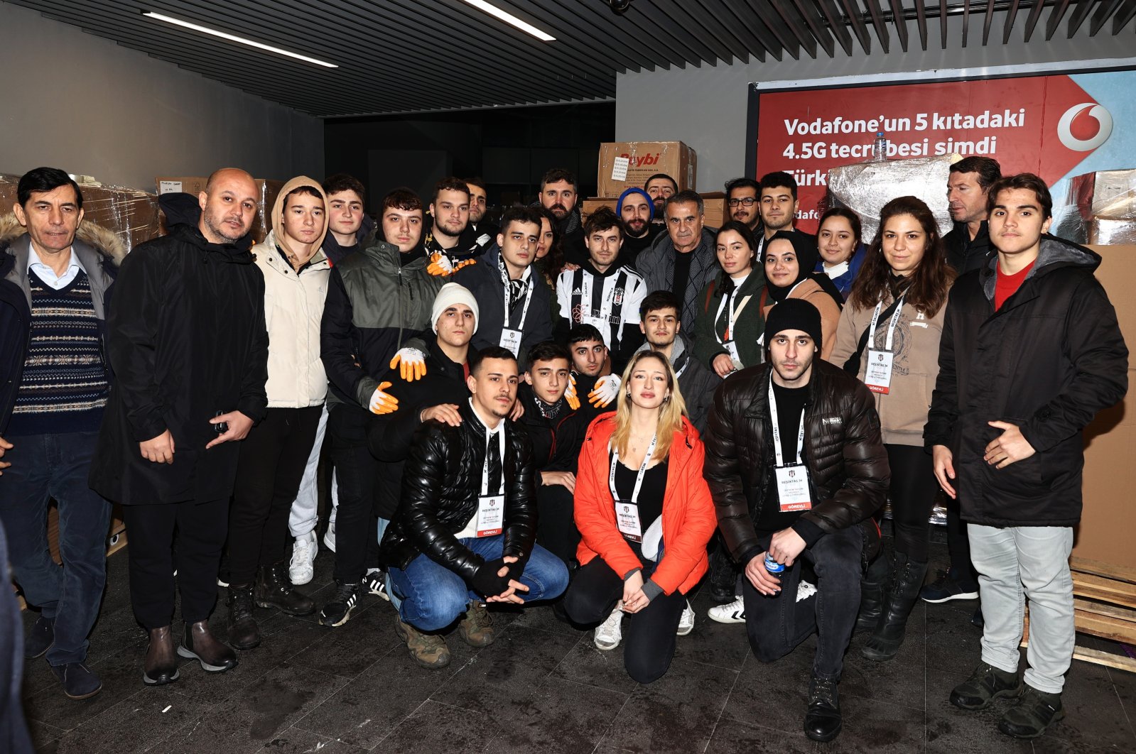 Beşiktaş coach Şenol Güneş poses for a photo with volunteers at Vodafone Park, Istanbul, Türkiye, Feb. 9, 2023. (IHA Photo)