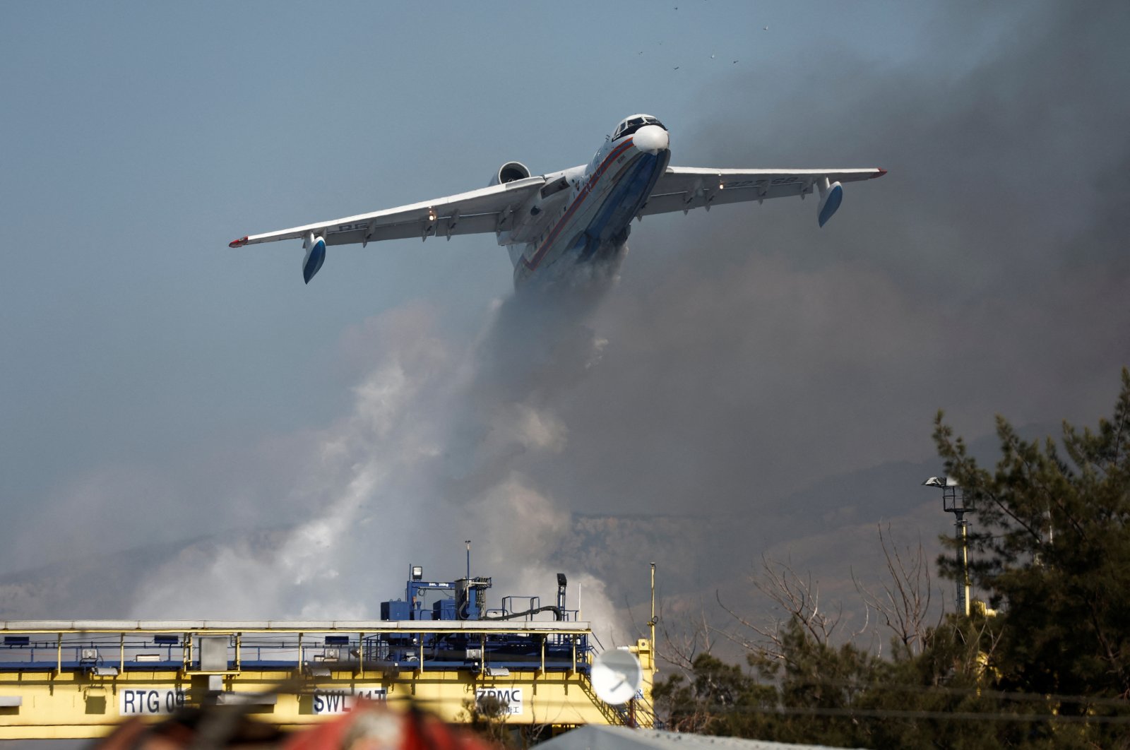 A Beriev Be-200ChS water bomber aircraft of the Russia Ministry for Emergency Situations (MChS) drops water to extinguish the fire at the port in the earthquake-stricken town of Iskenderun, Hatay, southern Türkiye, Feb. 9, 2023. (Reuters Photo)