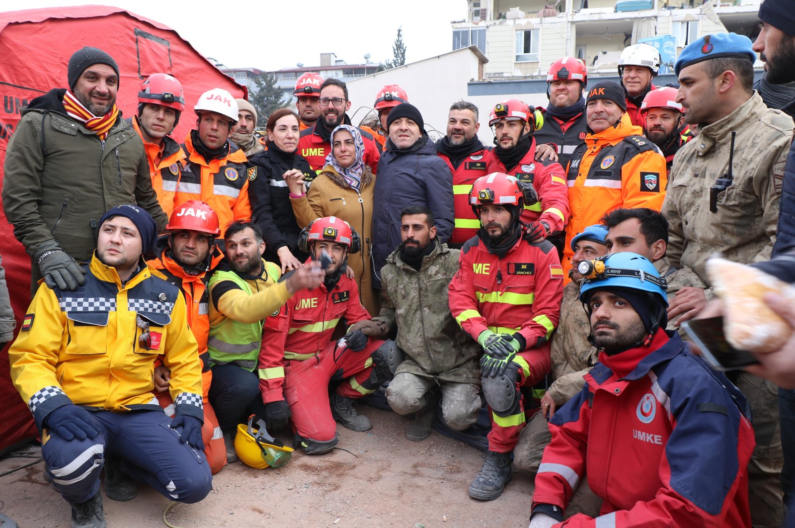 Tim darurat Spanyol menyelamatkan ibu, 2 anak di SE Türkiye