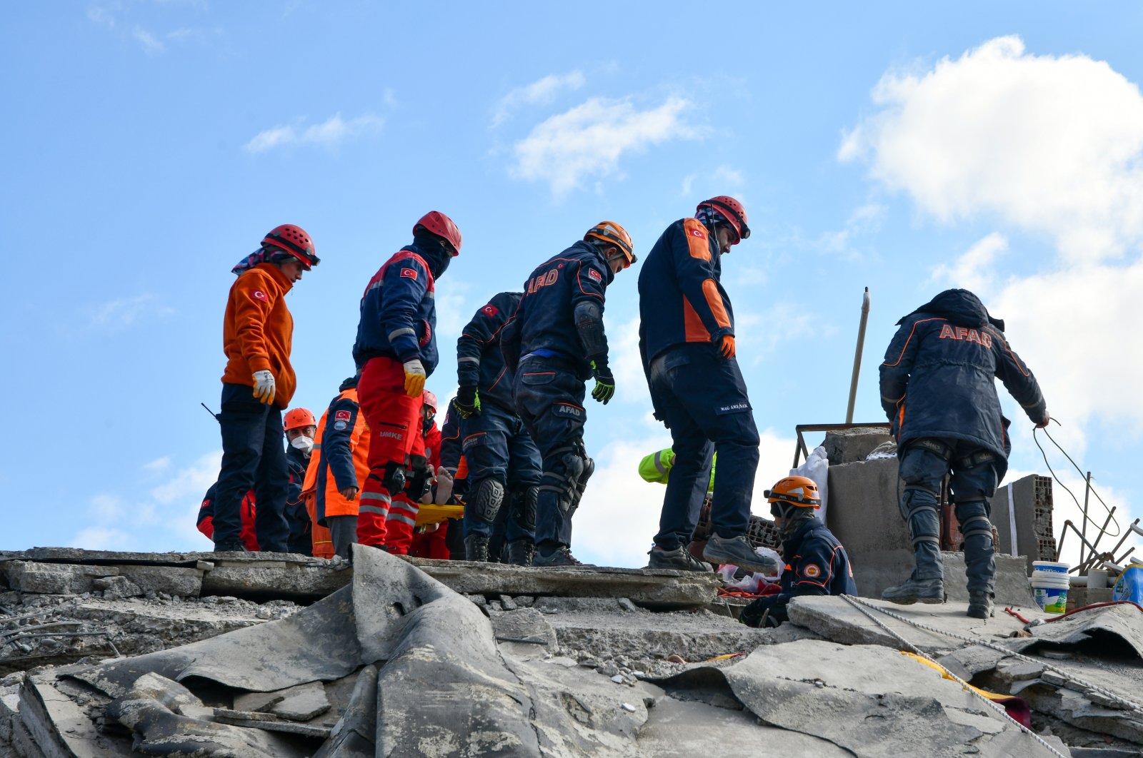 Tim penyelamat menyelamatkan keluarga 5 dari puing-puing, 129 jam setelah gempa