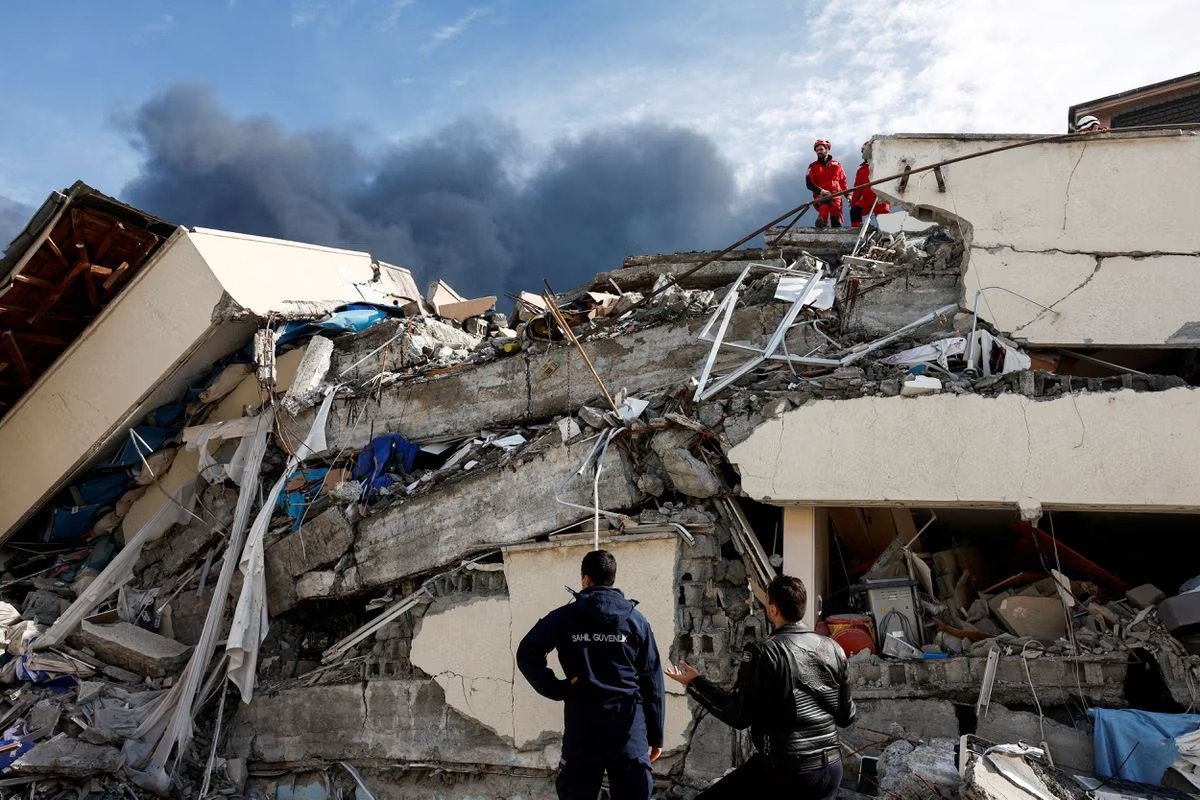 People search for survivors at the intensive care unit of the collapsed state hospital in Iskenderun following an earthquake in Iskenderun, a district of Hatay, Türkiye, Feb. 7, 2023. (Reuters Photo)