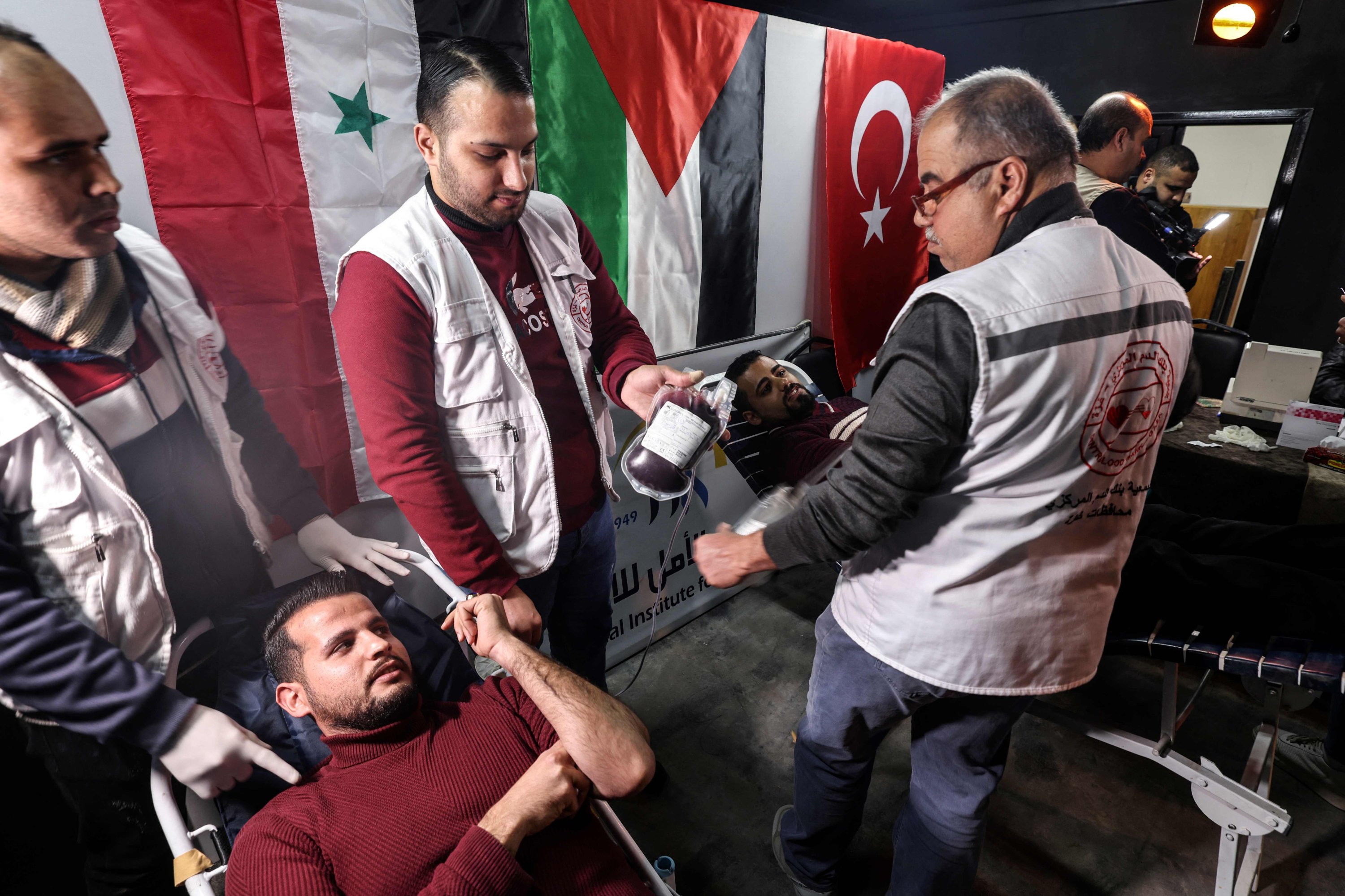 Warga Palestina menyumbangkan darah untuk membantu mereka yang terluka dalam gempa bumi di Turki dan Suriah, Kota Gaza, 12 Februari 2023. (Foto AFP)