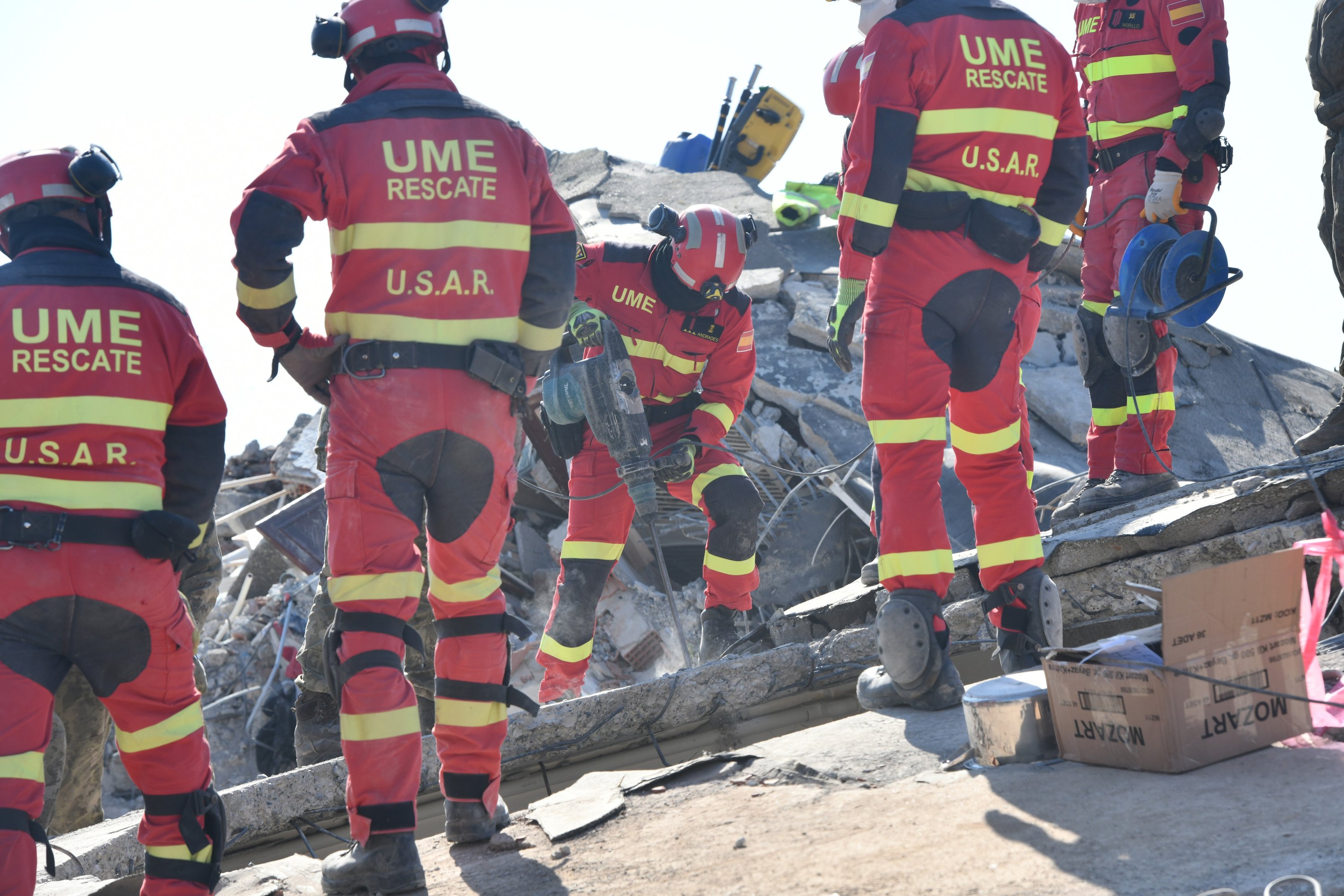 Tim penyelamat Spanyol Unit Darurat Militer Spanyol (UME) bekerja di puing-puing di Gaziantep yang dilanda gempa Türkiye, 12 Februari 2023. (Foto AA)