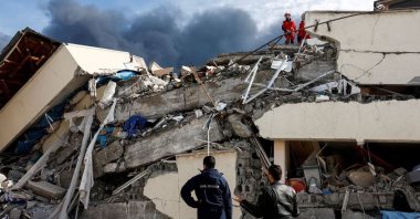 People search for survivors at the intensive care unit of the collapsed state hospital in Iskenderun following an earthquake in Iskenderun, a district of Hatay, Türkiye, Feb. 7, 2023. (Reuters Photo)