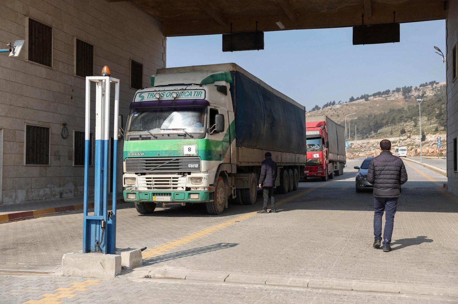 Trucks carrying tents and shelter kits provided by the United Nations enter Syria&#039;s Bab al-Hawa border crossing with Türkiye, in Idlib, Syria, Feb. 12, 2023. (AFP Photo)